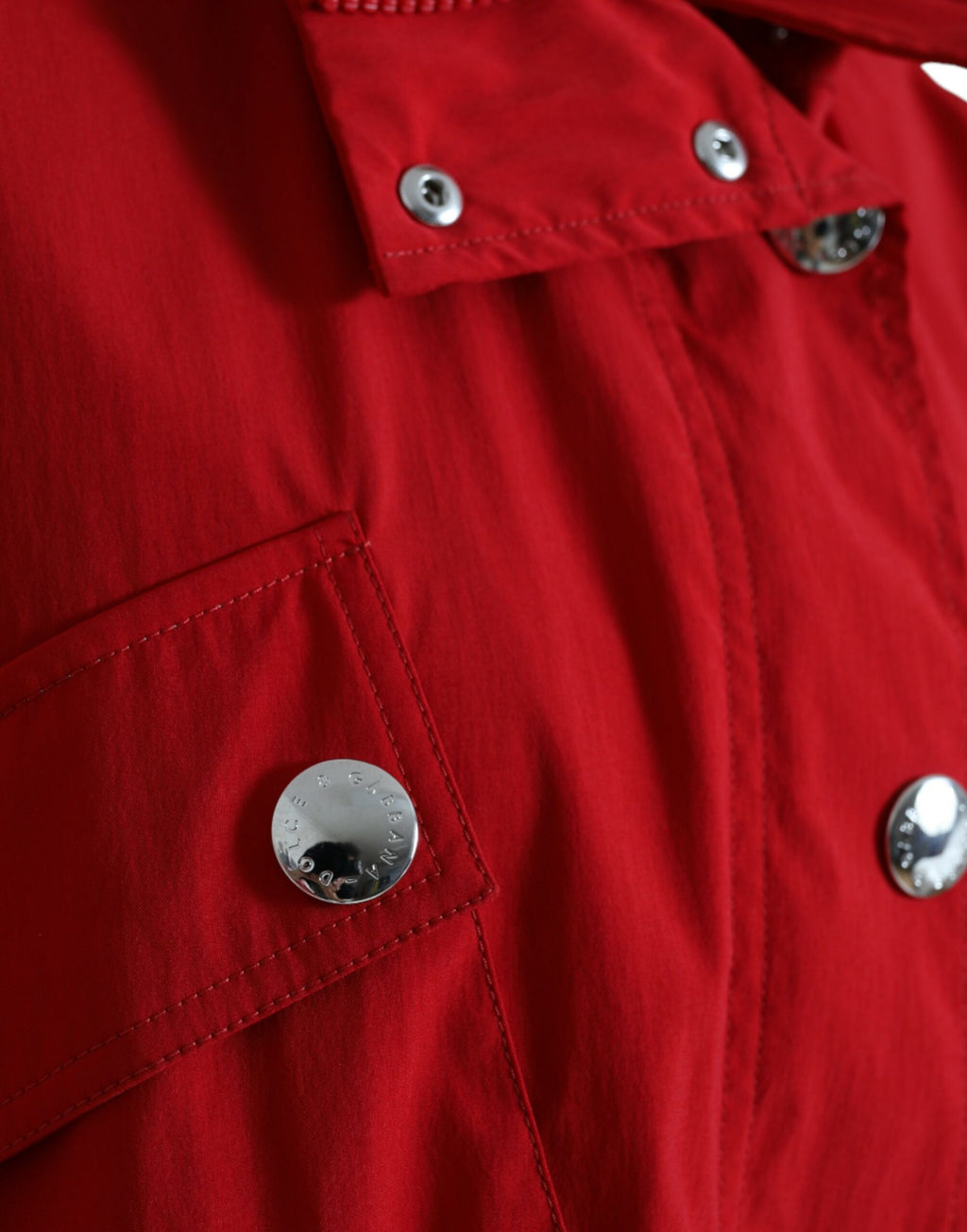 Imperméable à capuche en polyester rouge de Dolce & Gabbana avec boutons, idéal pour la pluie et le style.
