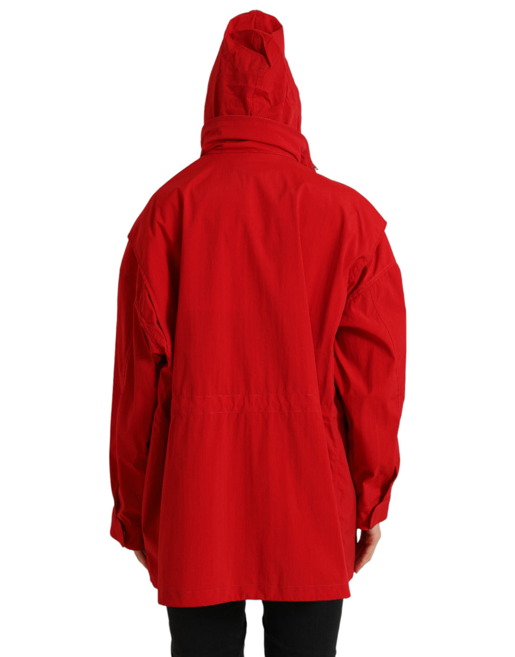 Veste imperméable en polyester rouge avec capuche et boutons de la marque Dolce & Gabbana, style moderne et pratique.