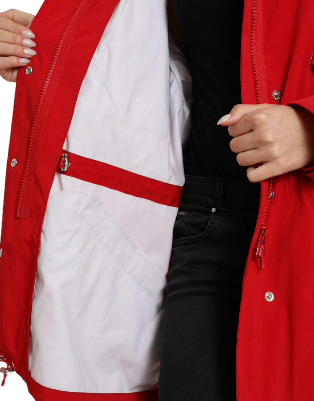 Imperméable à capuche en polyester rouge de Dolce & Gabbana avec boutons, doublure intérieure visible.