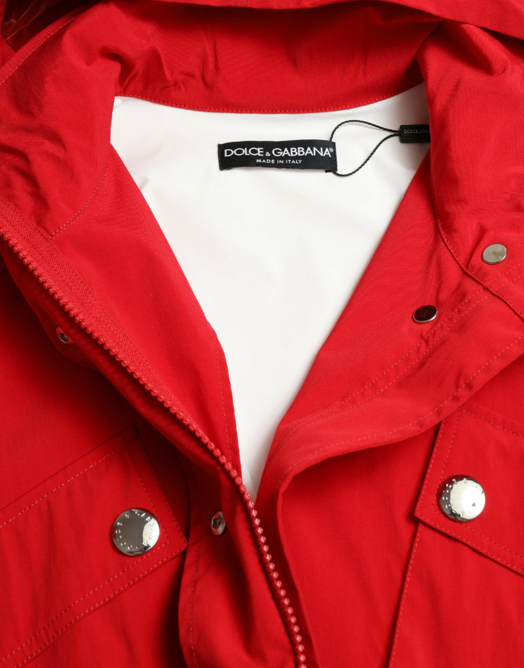 Imperméable à capuche en polyester rouge Dolce & Gabbana avec boutons, pour homme ou femme, résistant à la pluie.
