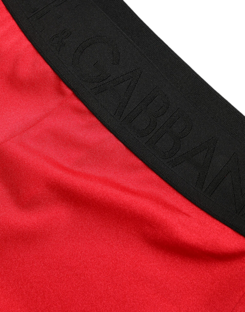 Leggings slim en nylon rouge Dolce & Gabbana avec logo DG, ajustés et modernes, visibles sur un mannequin.