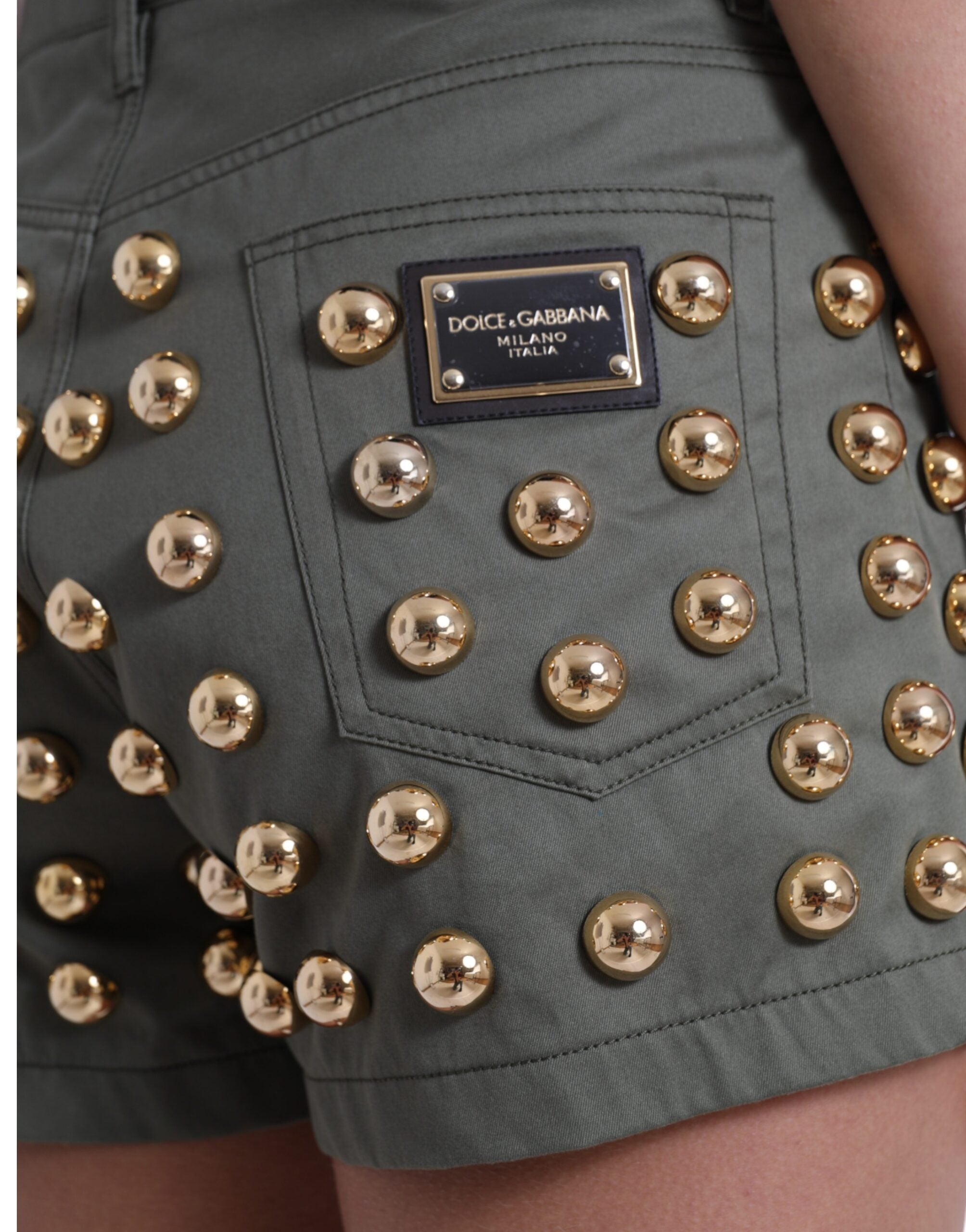 Shorts Dolce & Gabbana en coton vert à taille haute avec embellissements, style tendance et élégant.