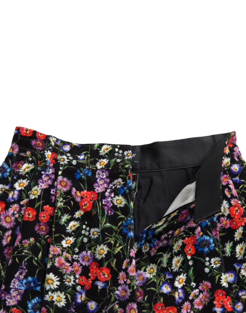 Shorts Dolce & Gabbana à fleurs noires, taille haute, style hot pants, en tissu léger et élégant.