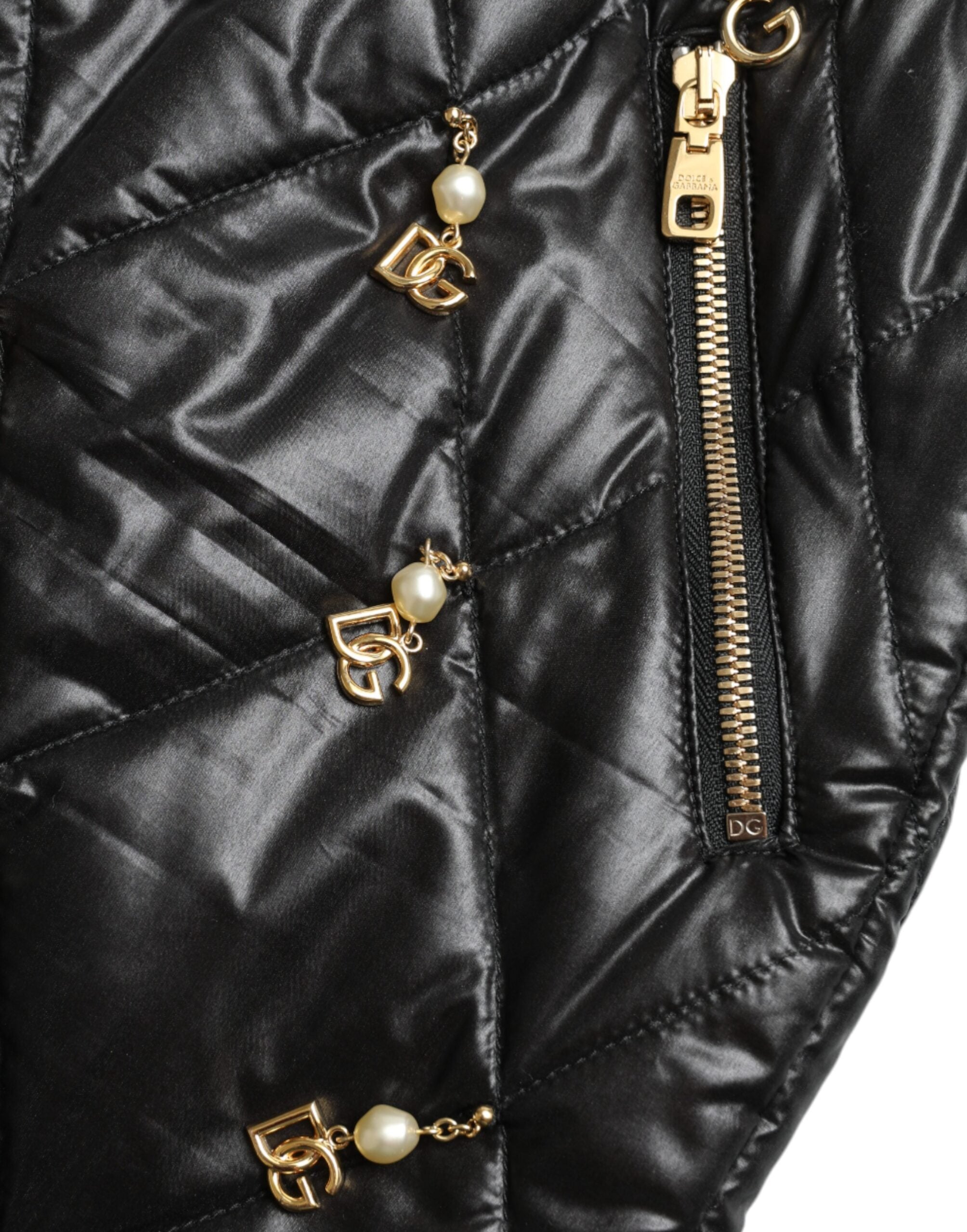 Shorts Dolce & Gabbana en dentelle noire à taille haute et ornements, mode élégante et sophistiquée