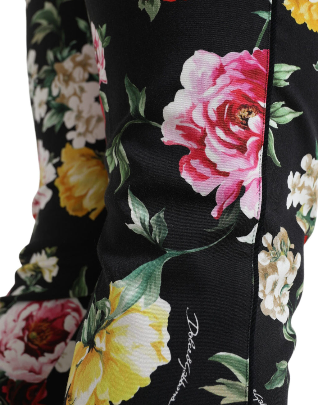 Pantalons cropped à taille moyenne Dolce & Gabbana avec imprimé floral noir, style élégant et moderne.