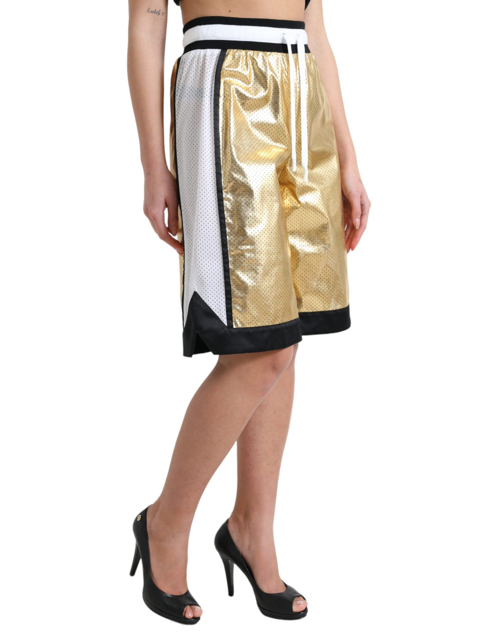 Shorts dorés en polyester perforé à taille haute de Dolce & Gabbana, style élégant et moderne.