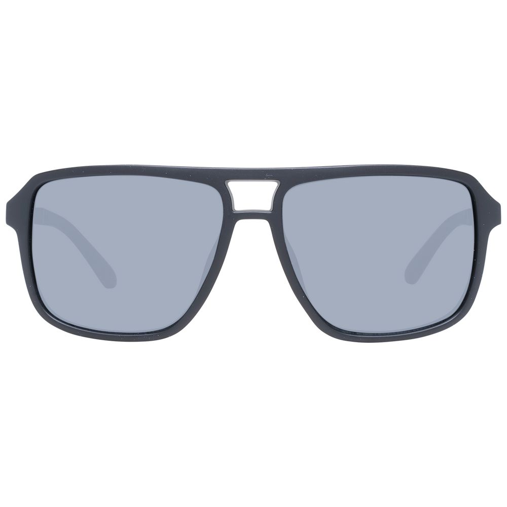 Lunettes de soleil en plastique noir Guess avec monture élégante et design moderne, vue de face dans une image claire.
