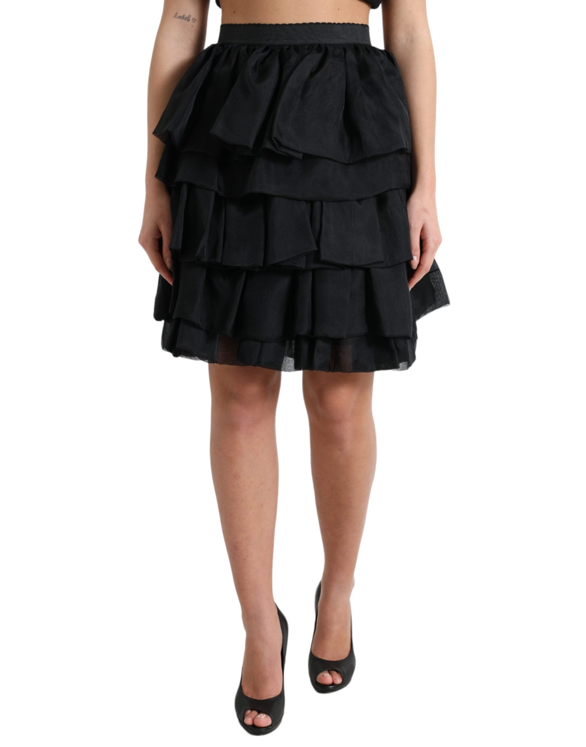 Jupe courte en soie noire à volants et taille haute de Dolce & Gabbana, style aligne et élégant.