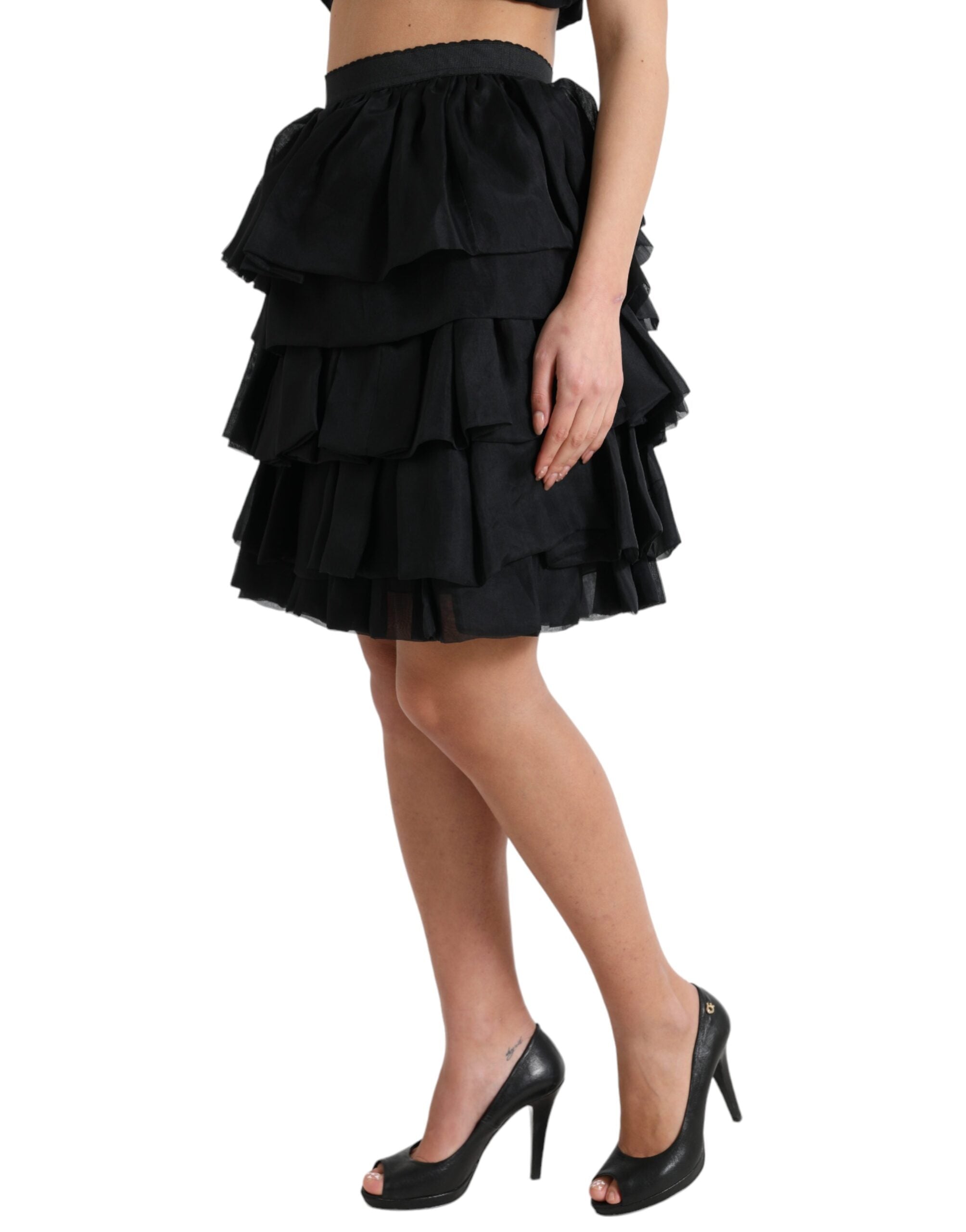Jupe courte en soie noire Dolce & Gabbana à couches avec taille haute et coupe évasée.