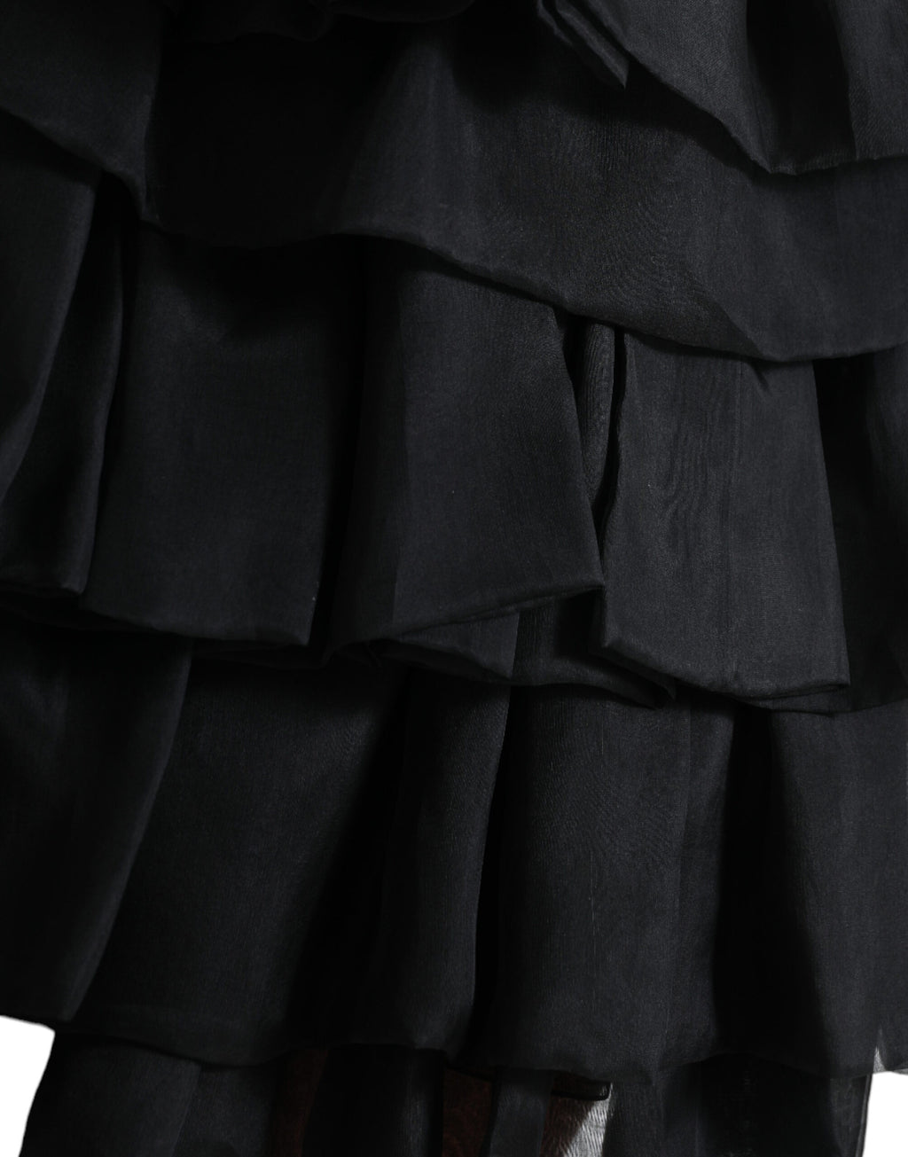 Jupe courte en soie noire Dolce & Gabbana, à plusieurs couches, taille haute et coupe évasée, style élégant et moderne.