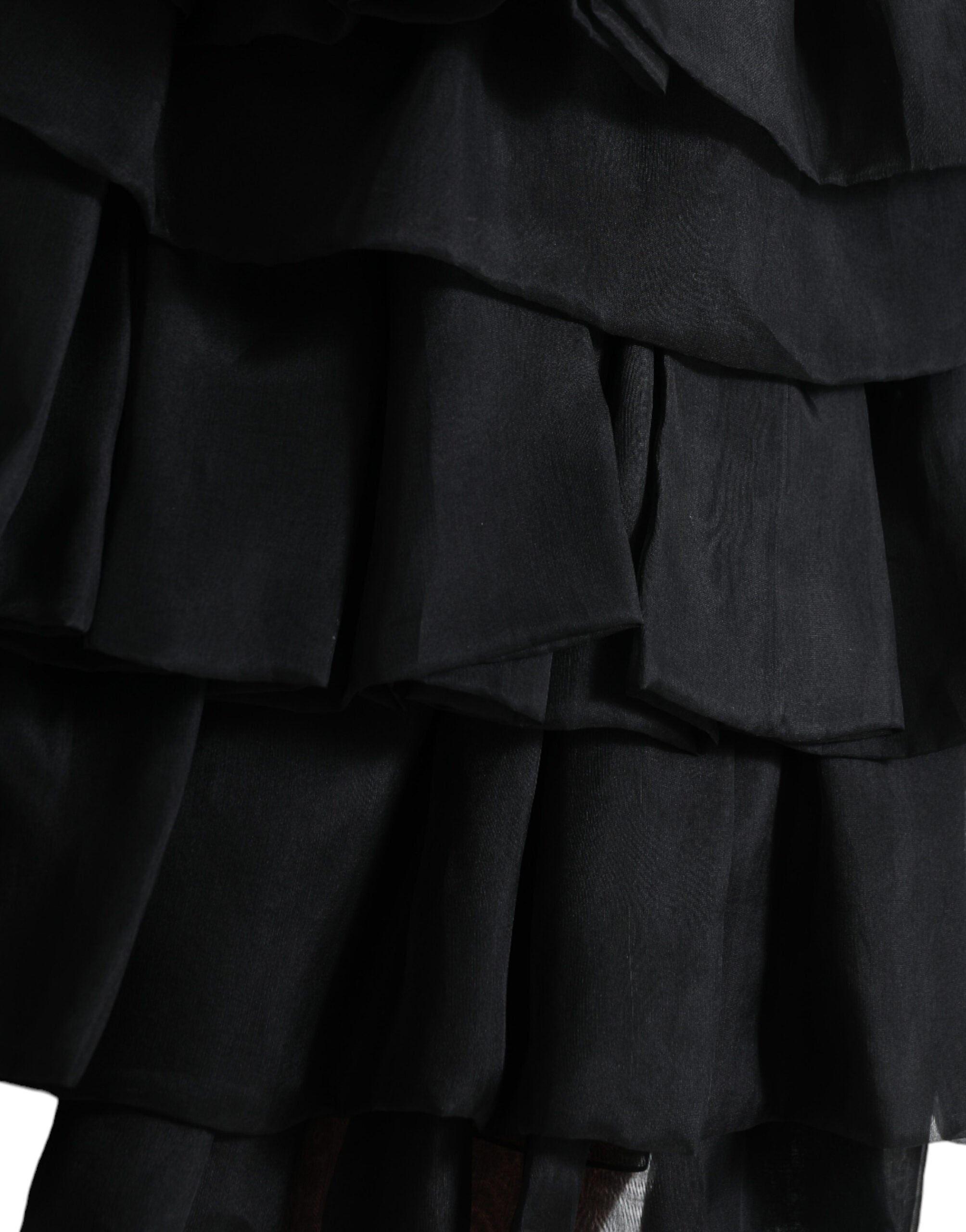 Jupe courte en soie noire Dolce & Gabbana, à plusieurs couches, taille haute et coupe évasée, style élégant et moderne.