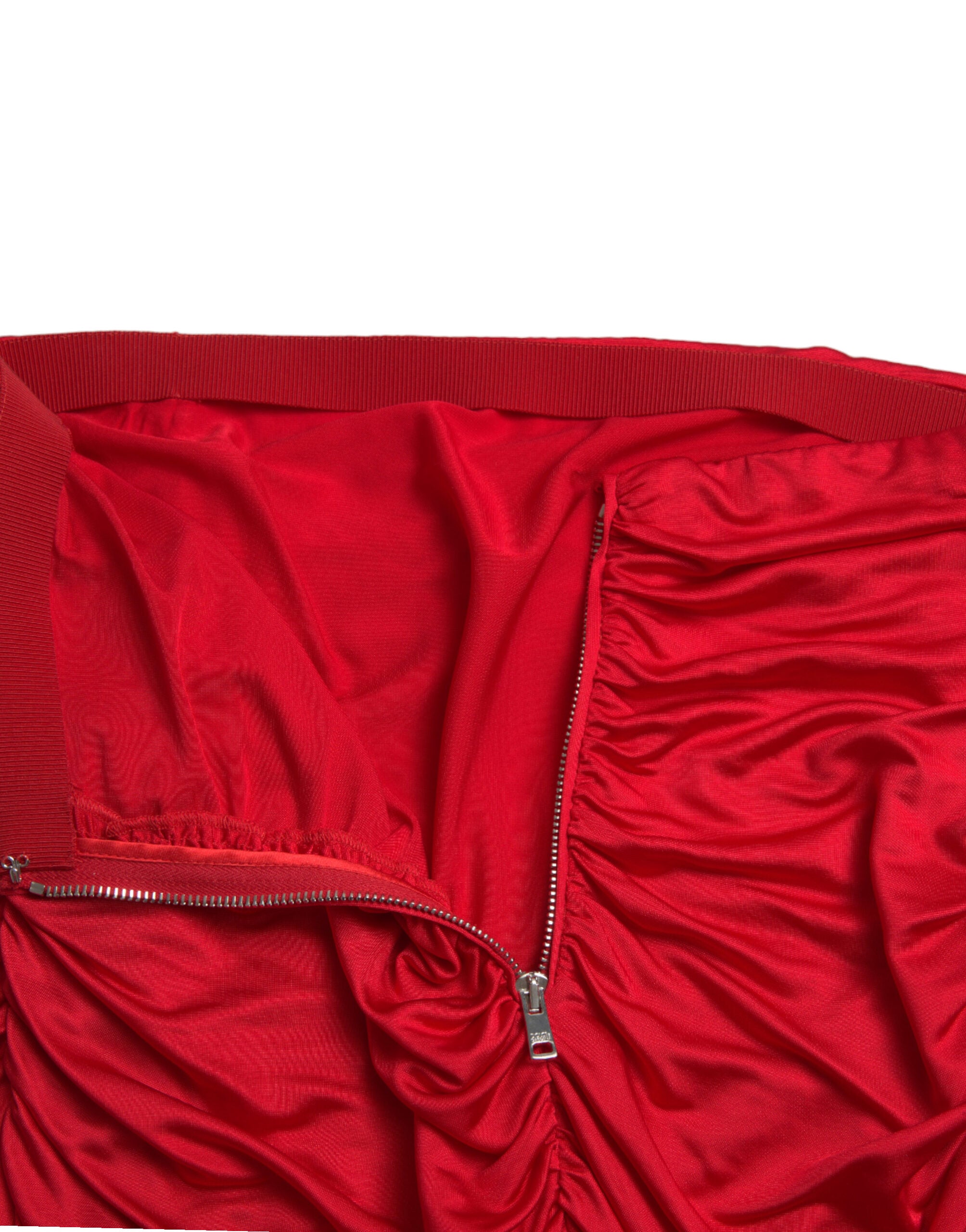 Jupe plissée rouge en viscose à taille haute, coupe ajustée, de la marque Dolce & Gabbana.