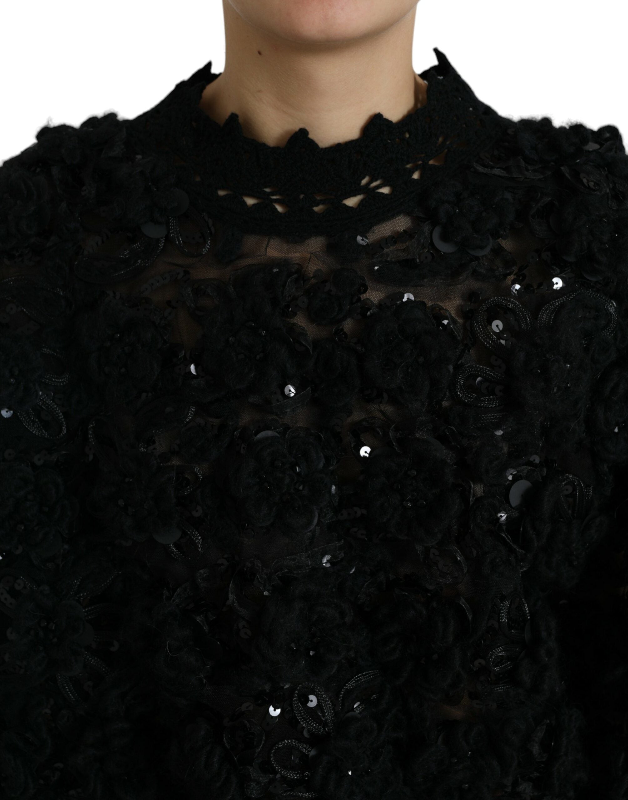 Pull-over noir Dolce & Gabbana avec sequins et embellissements, détails brillants et texture élégante visible sur l'image.