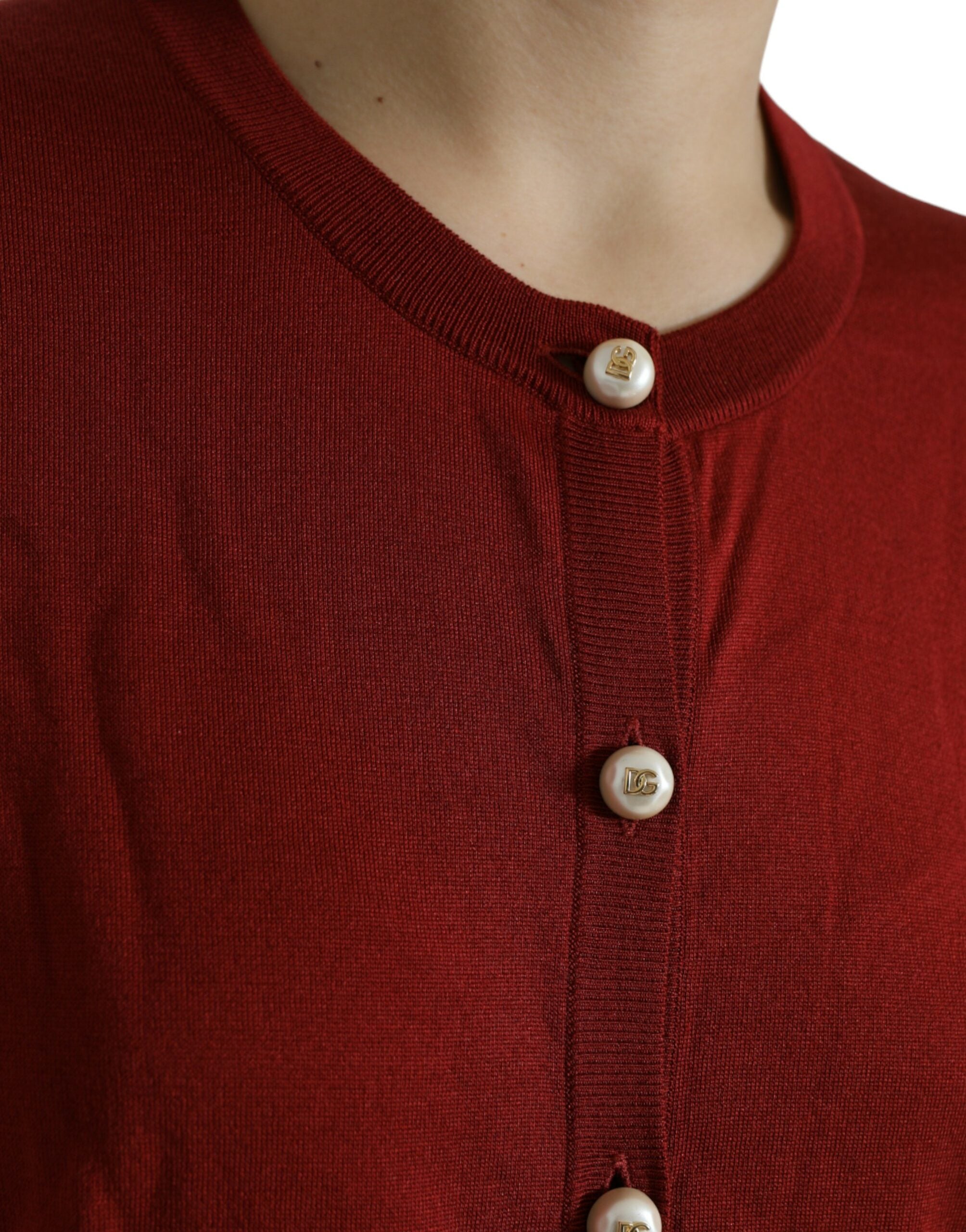 Pull en soie Dolce & Gabbana multicolore à blocs de couleurs, col rond, style cardigan ou pull à manches longues.