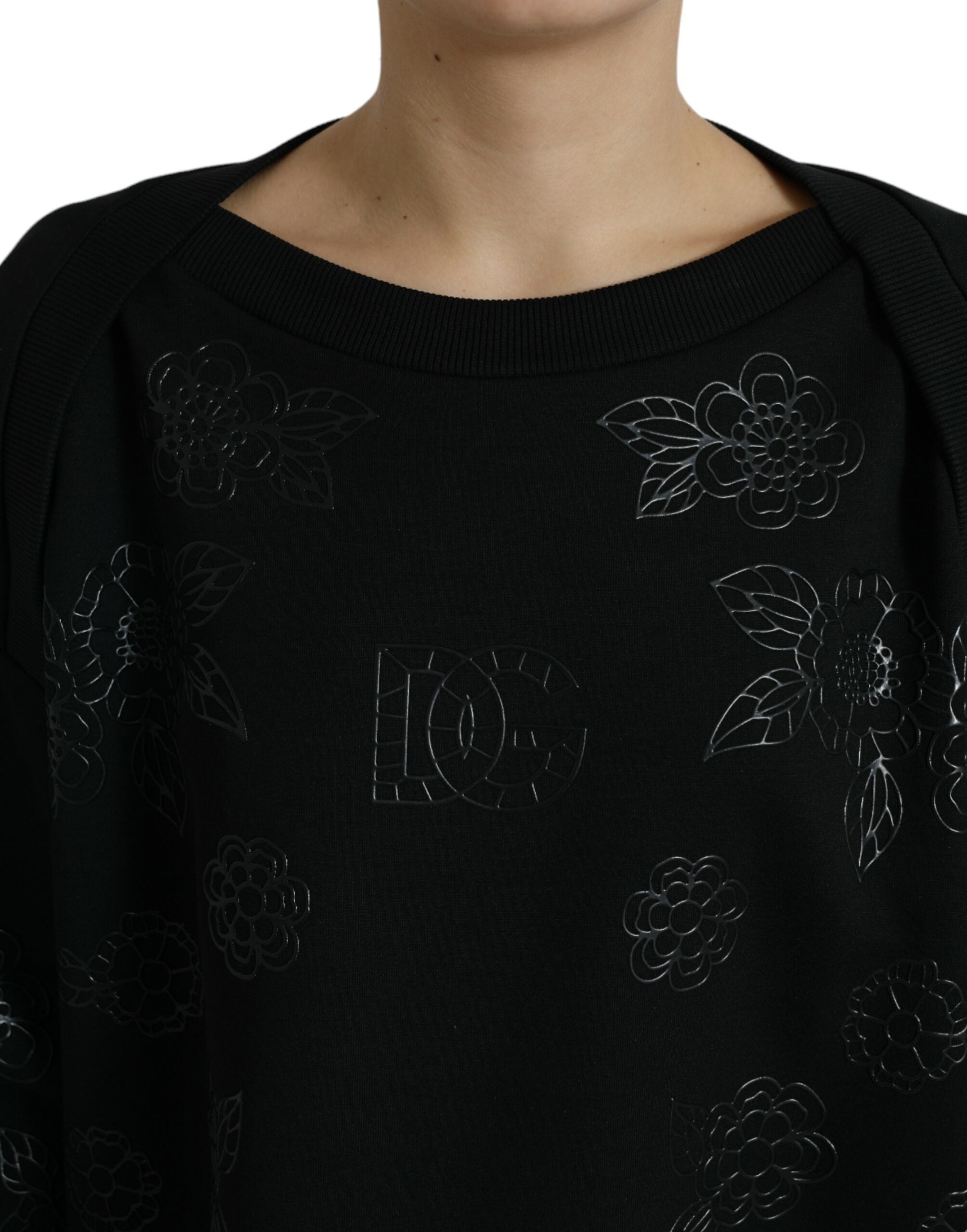 Pull noir Dolce & Gabbana avec logo floral appliqué, pull-over élégant en cachemire ou laine, style chic et moderne.