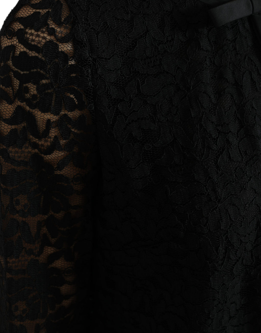 Blouse noire Dolce & Gabbana STAFF en dentelle florale et nylon, style élégant et féminin, vue de face.