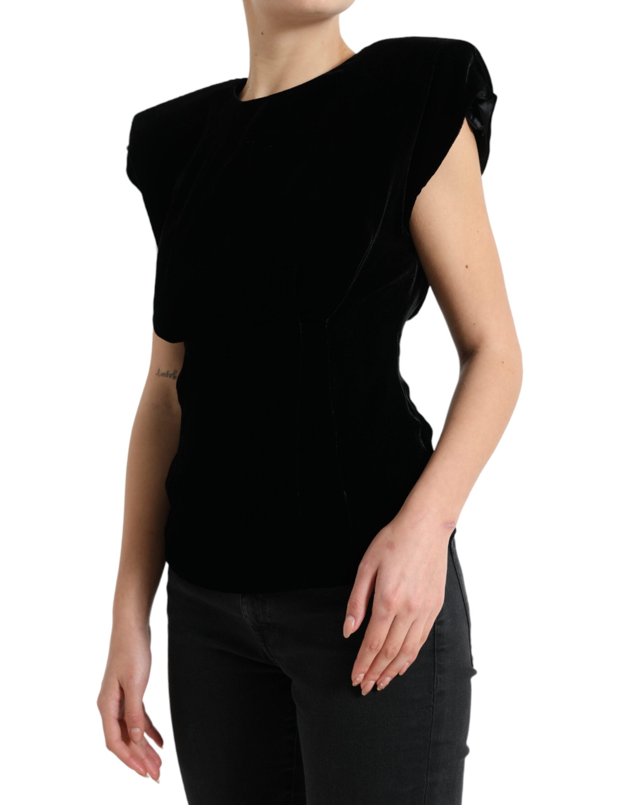 Chemise Dolce & Gabbana en velours noir, ajustée avec épaules rembourrées, vêtement élégant pour femmes.