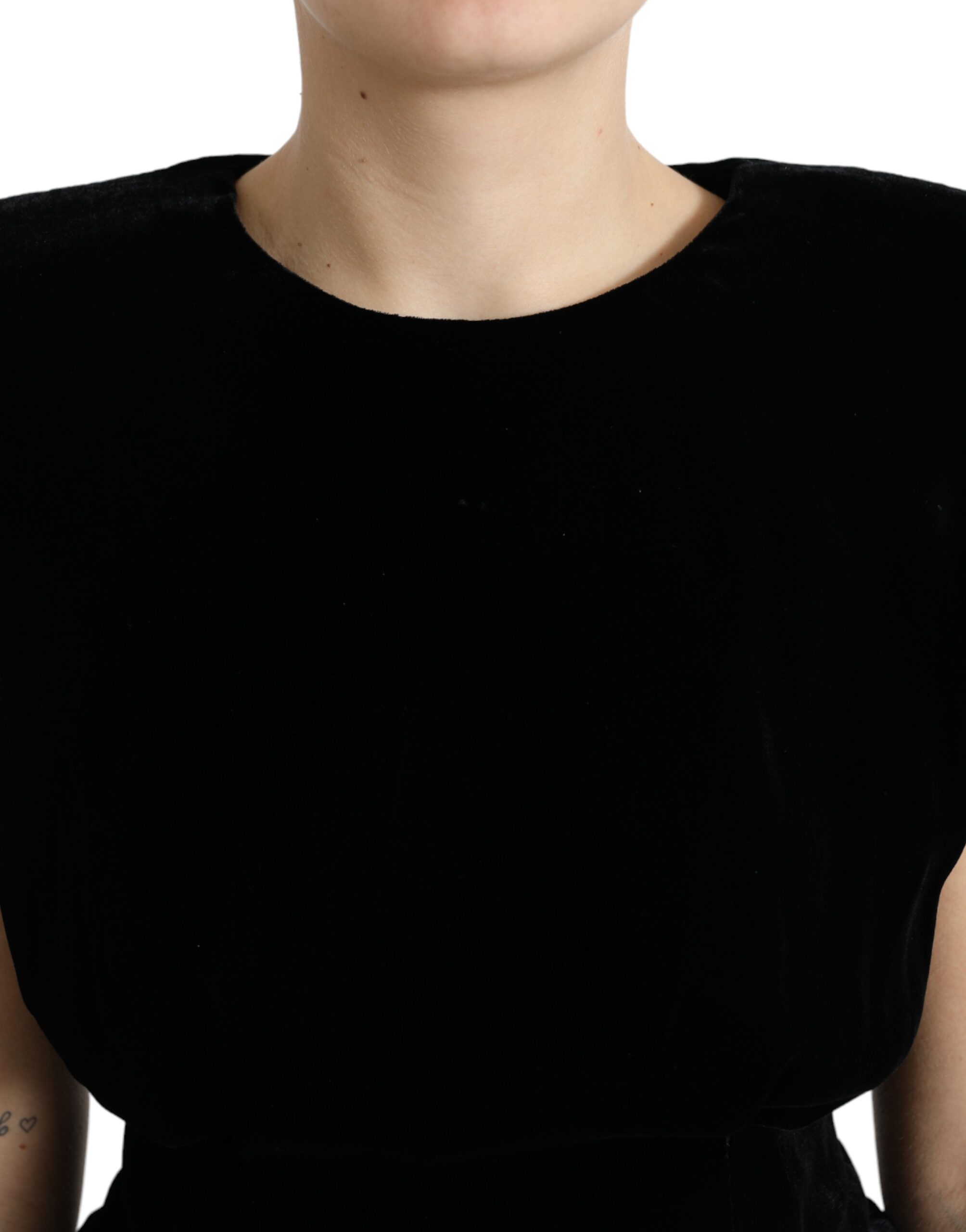 Haut Dolce & Gabbana en velours noir ajusté avec épaules rembourrées, style élégant et féminin.