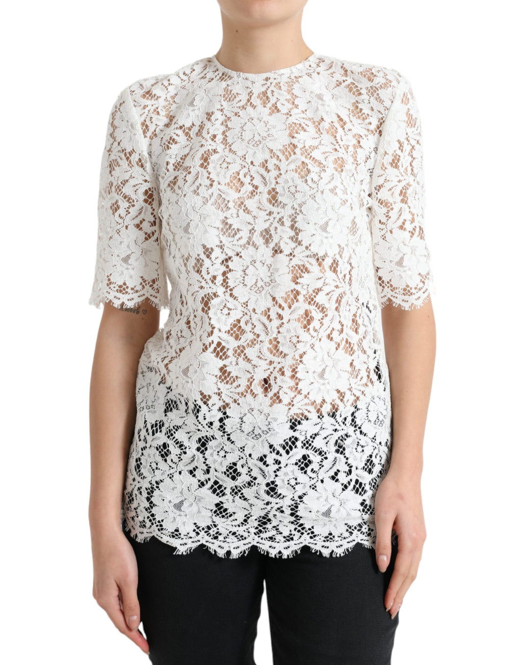 Blouse Dolce & Gabbana en coton blanc avec dentelle florale, col rond et style élégant visible sur l’image.
