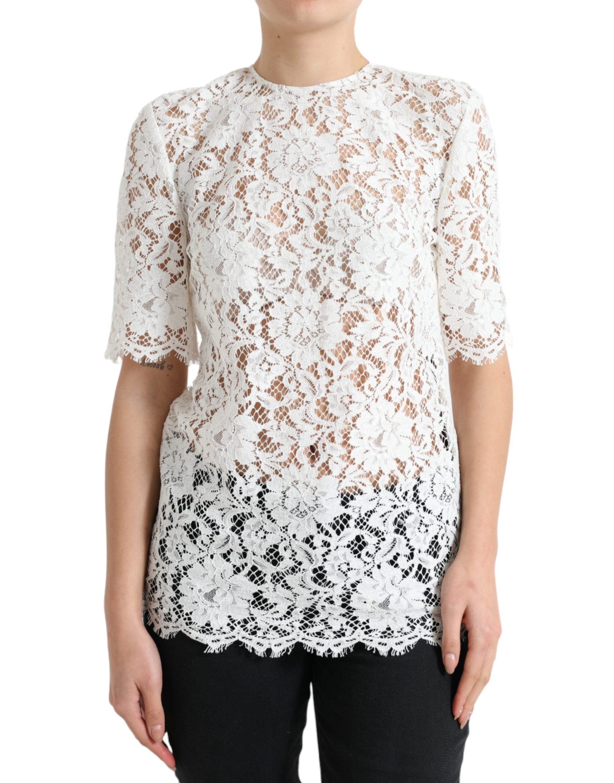 Blouse Dolce & Gabbana en coton blanc avec dentelle florale, col rond et style élégant visible sur l’image.