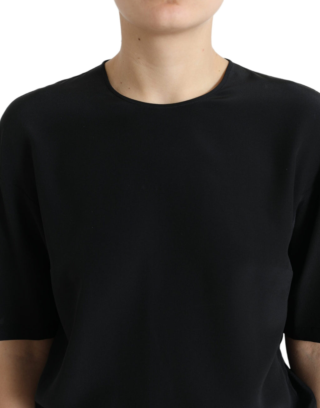 Blouse en soie noire Dolce & Gabbana à col rond et manches courtes, élégante et sophistiquée.