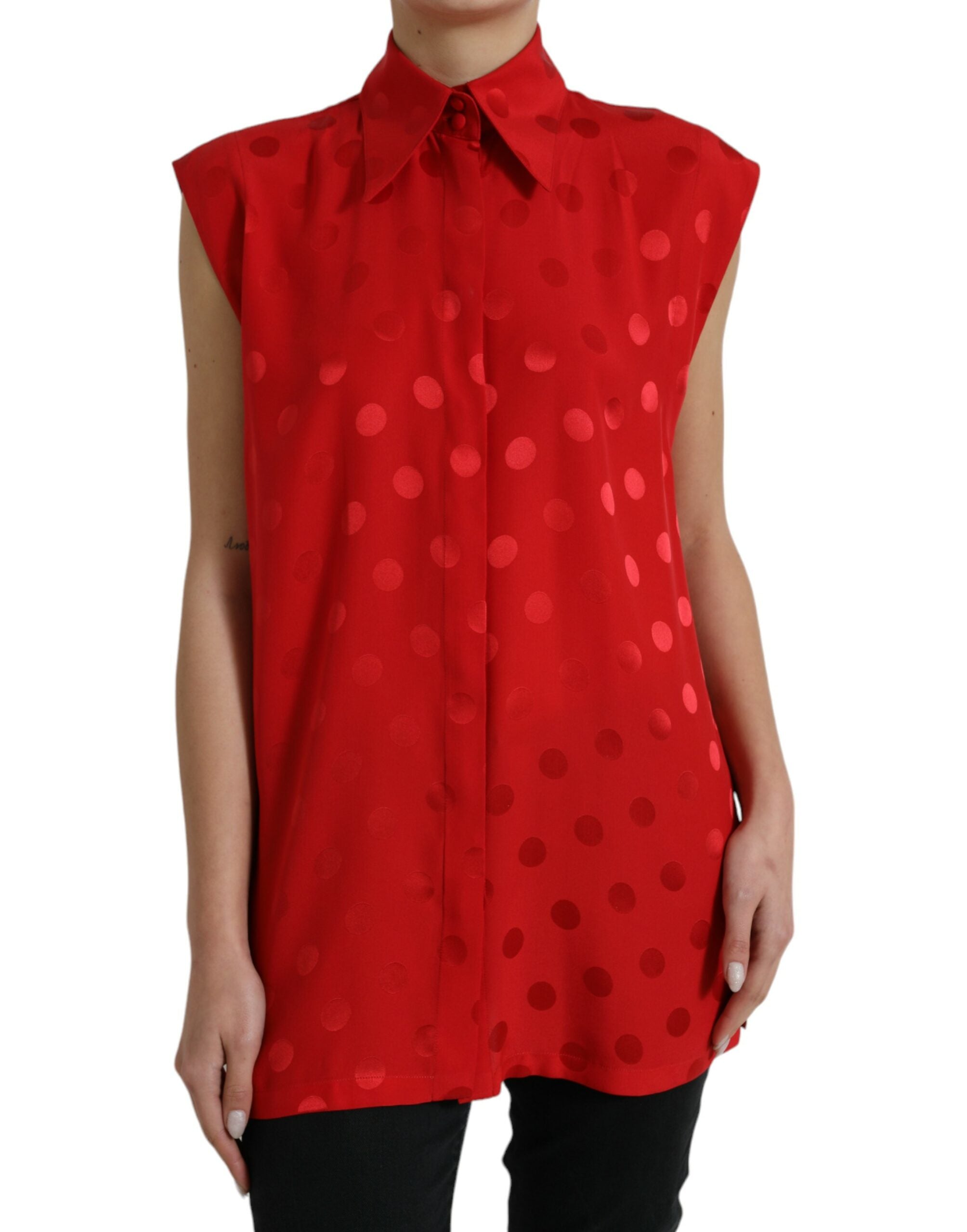 Blouse sans manches à pois rouges Dolce & Gabbana avec col et boutonnière, vue de face.