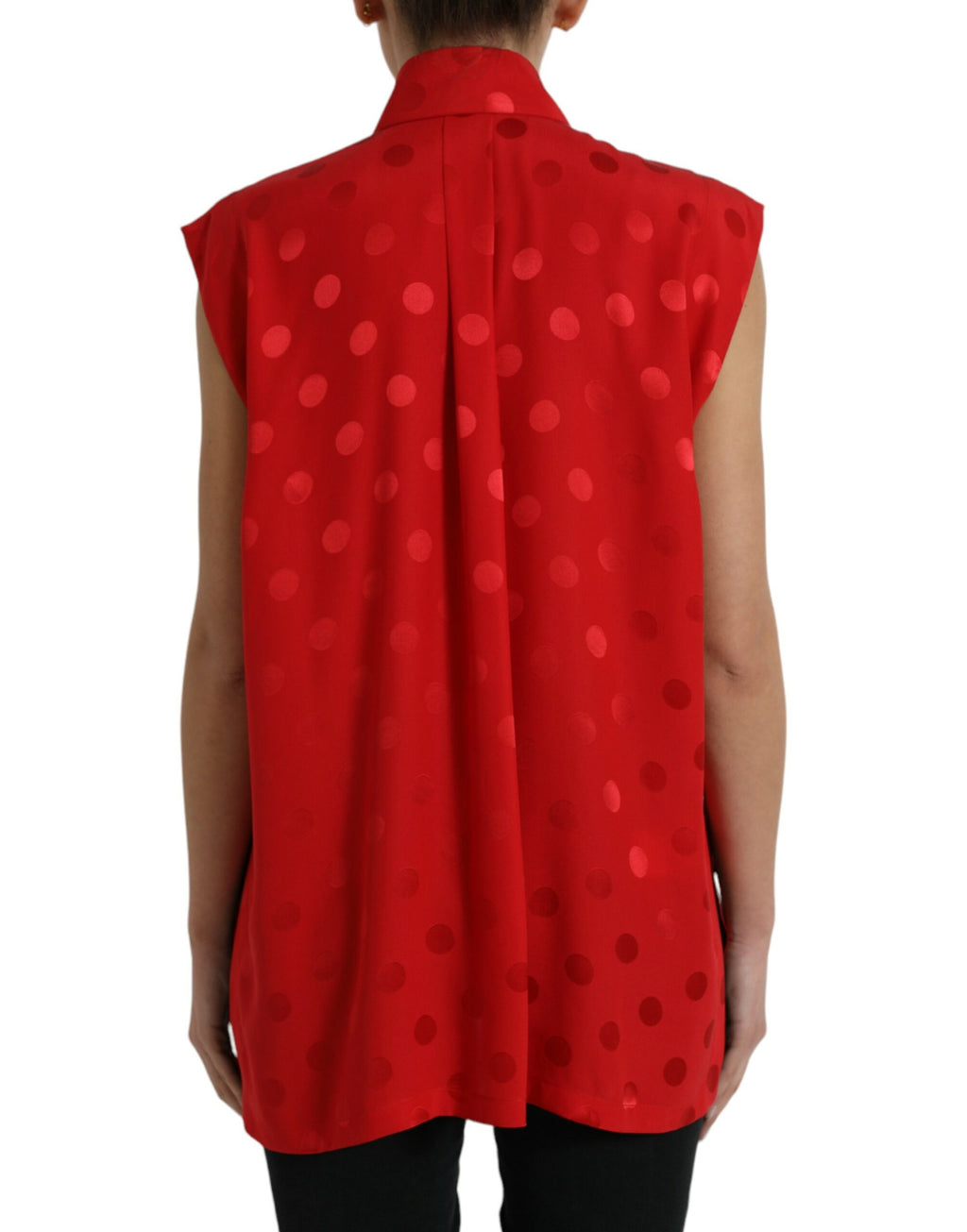Haut sans manches à pois rouges avec col, blouse Dolce & Gabbana, style élégant et féminin, visible sur l'image.