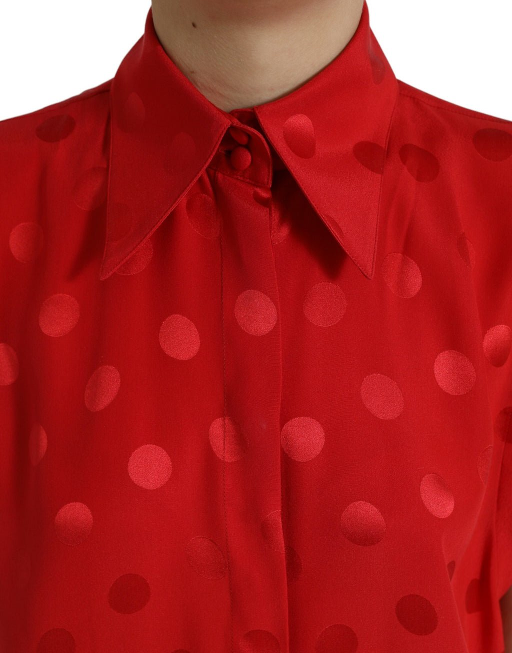Haut sans manches à pois rouges avec col et boutonnière de Dolce & Gabbana, blouse élégante et féminine.