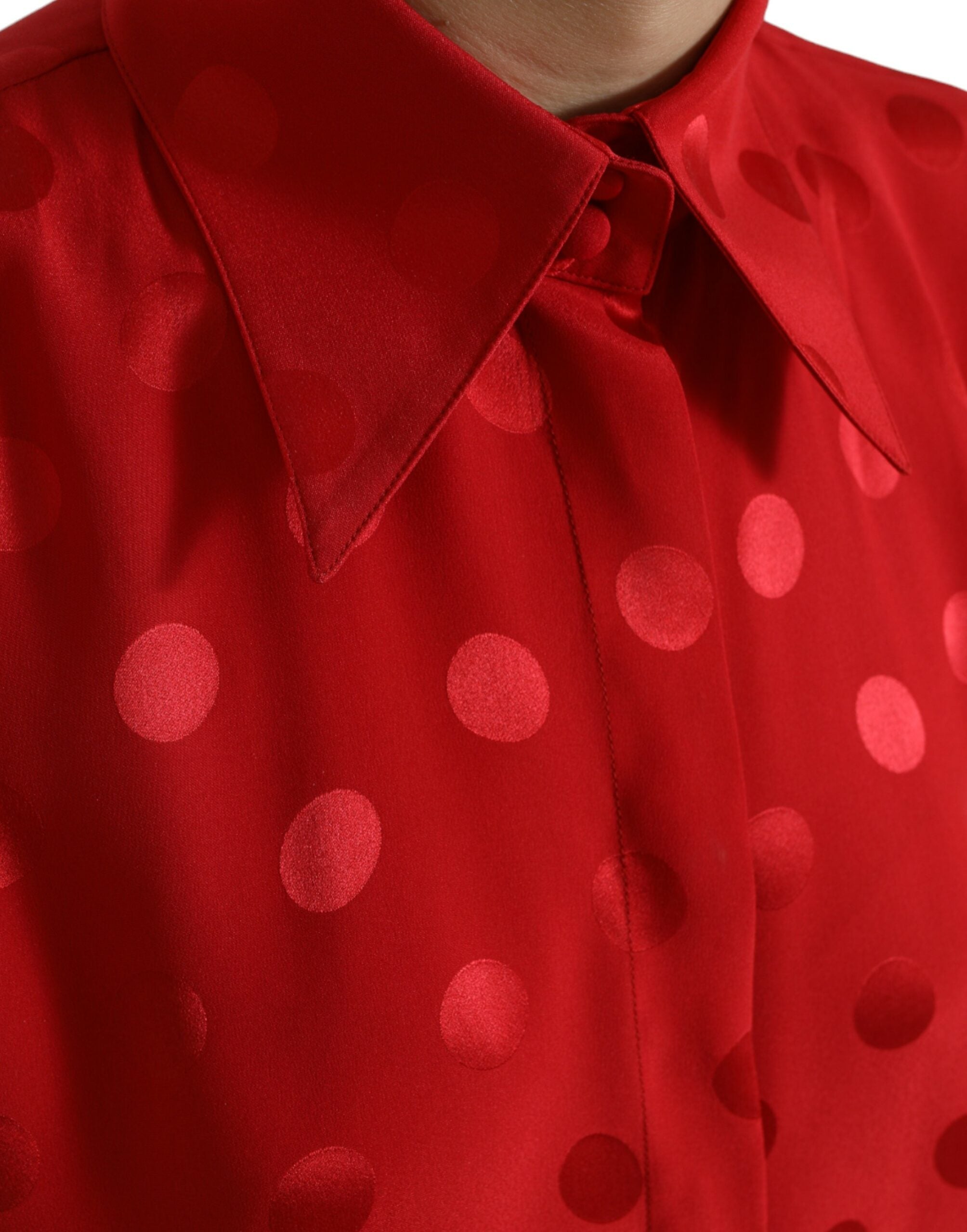Chemise sans manches à pois rouges Dolce & Gabbana avec col, style élégant et féminin visible sur l'image.