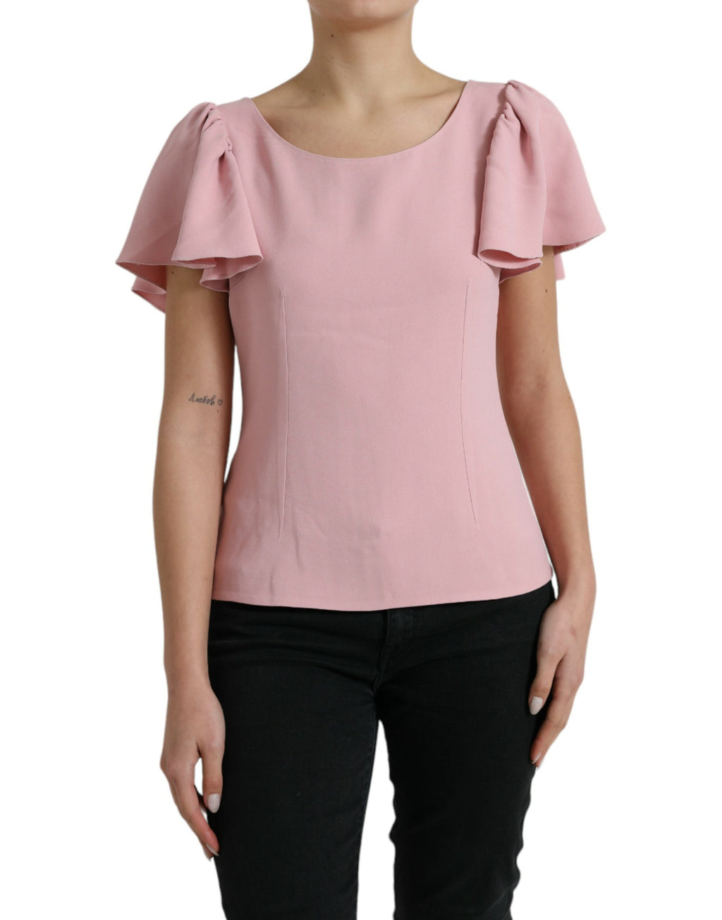 Blouse Dolce & Gabbana rose à manches courtes, col rond, en tissu léger, portée décontractée, vue de face.