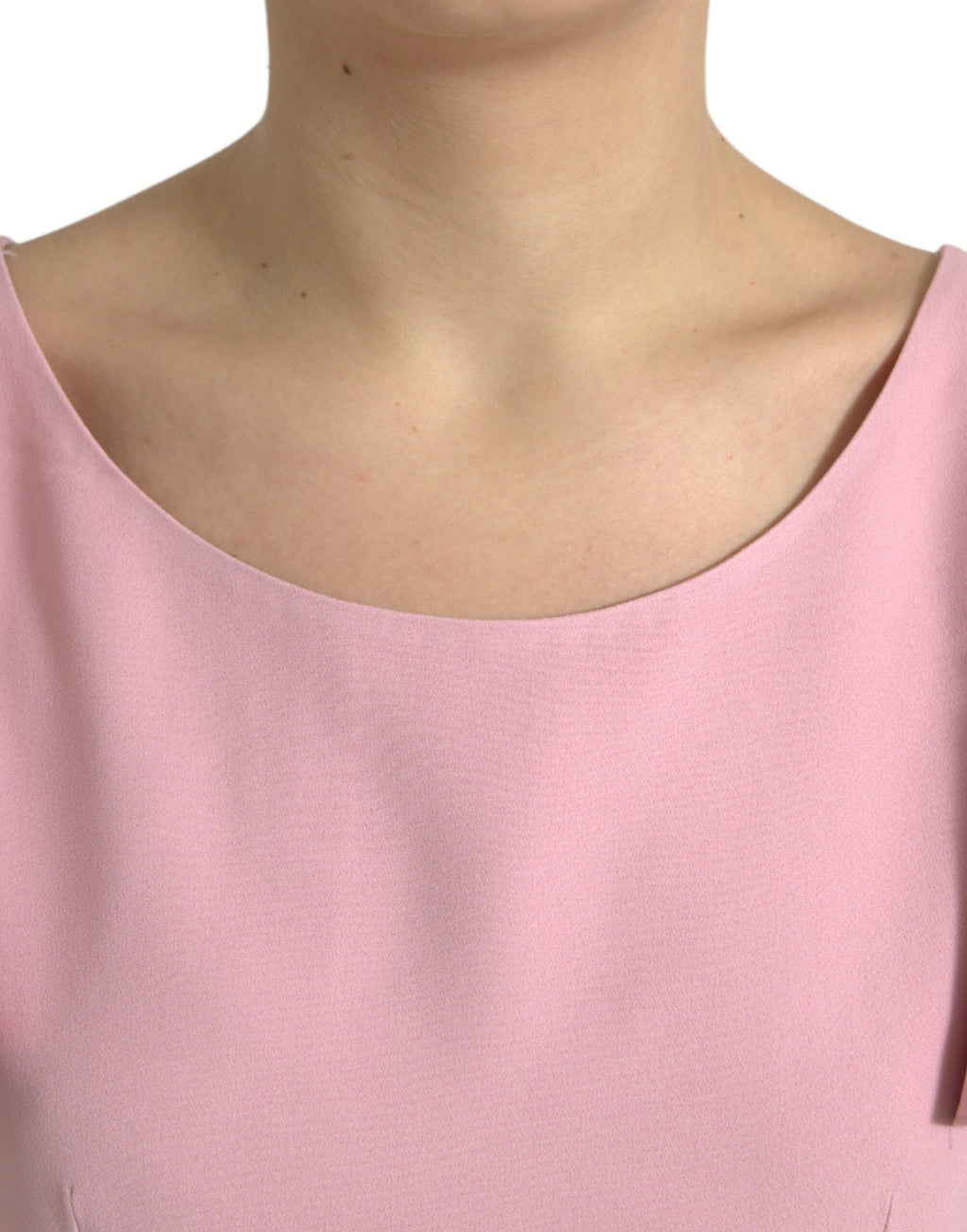 Blouse rose à manches courtes et col rond de Dolce & Gabbana, vêtement élégant pour femmes, visible en gros plan.
