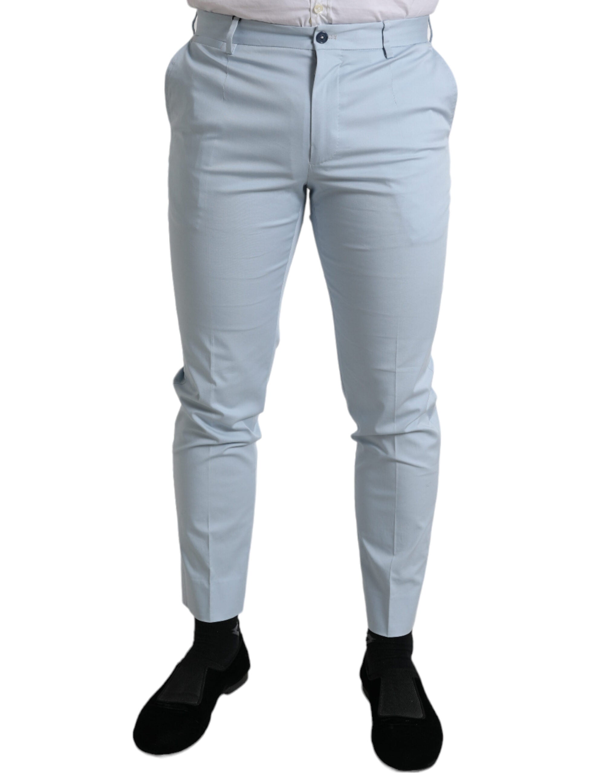 Pantalons skinny en coton stretch bleu ciel de Dolce & Gabbana, coupe ajustée et élégante, visibles dans l'image.