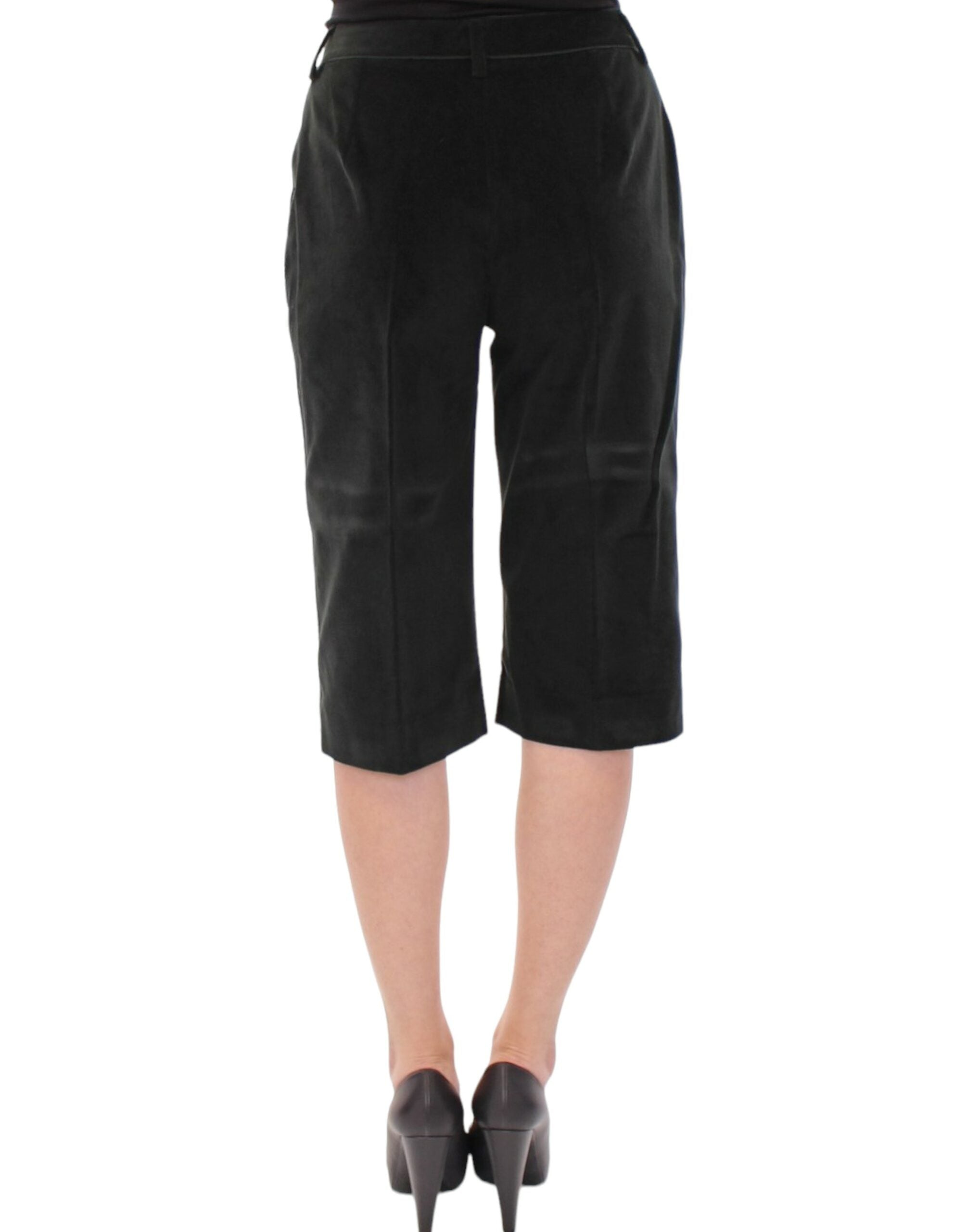 Shorts en coton vert foncé de Dolce & Gabbana, style décontracté, avec ceinture et poches visibles.