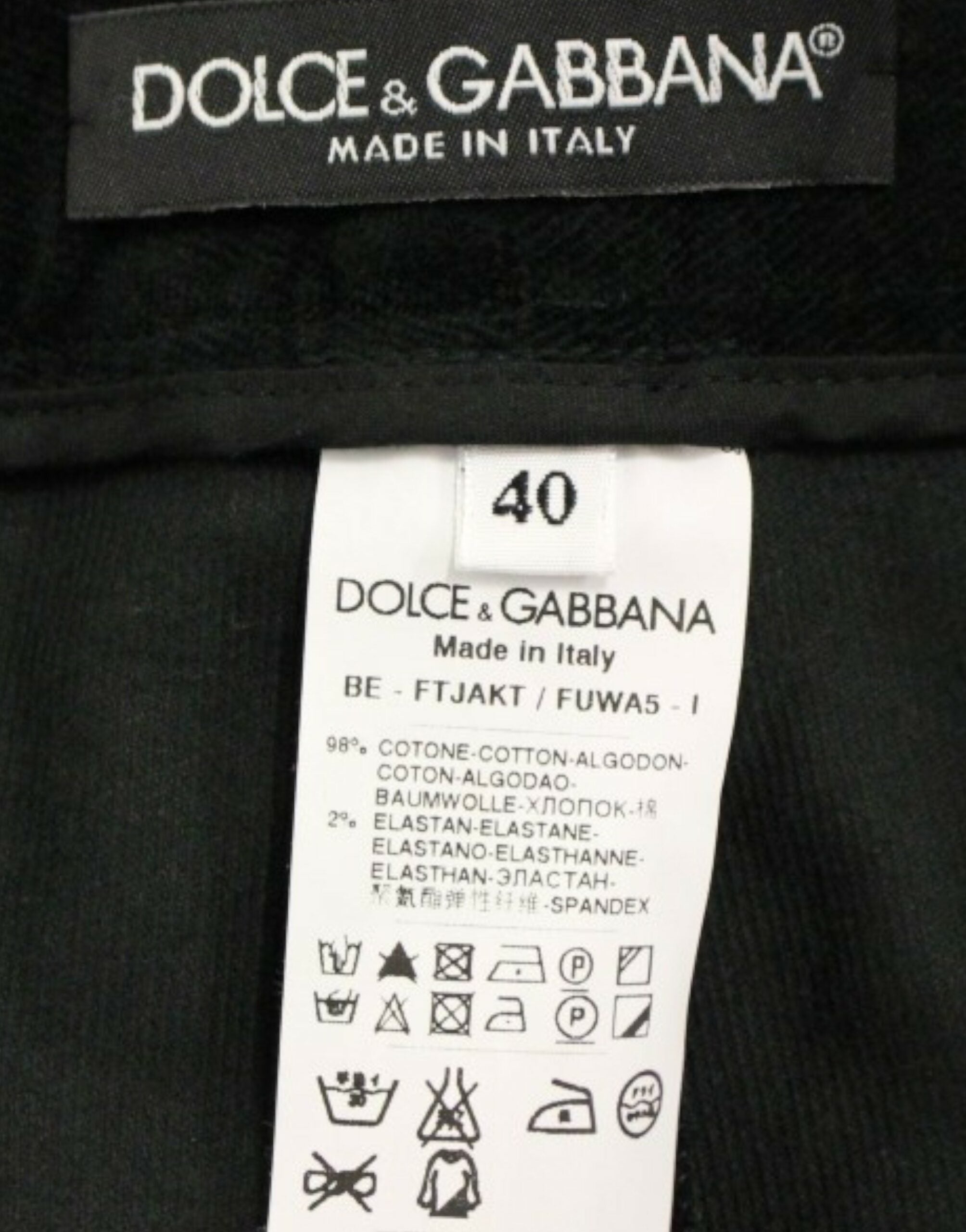 Shorts en coton vert foncé de Dolce & Gabbana, pantalon décontracté pour homme, détails visibles en tissu léger.