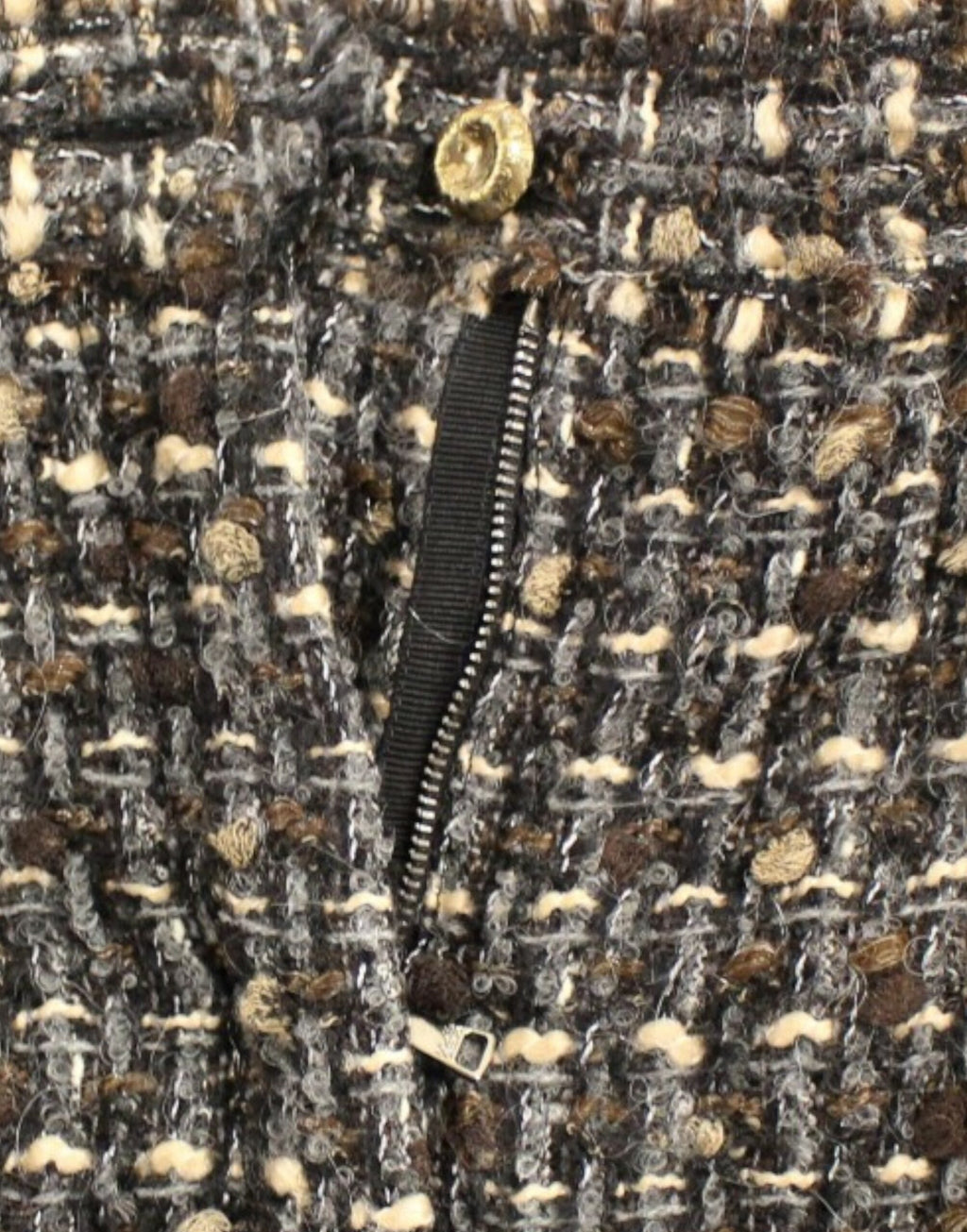 Shorts en laine multicolore Dolce & Gabbana, style décontracté et élégant, affichés sur un fond neutre.