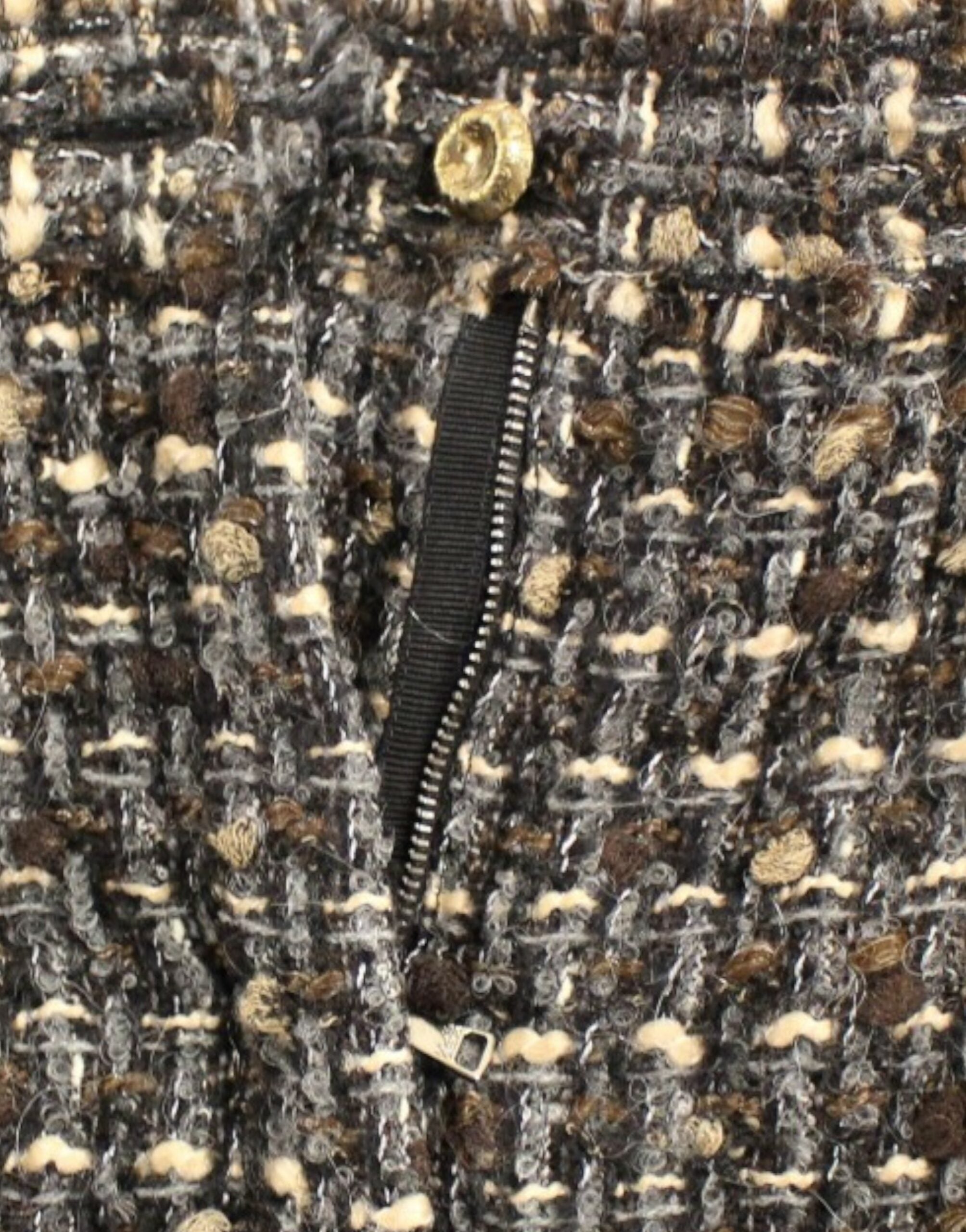 Shorts en laine multicolore Dolce & Gabbana, style décontracté et élégant, affichés sur un fond neutre.