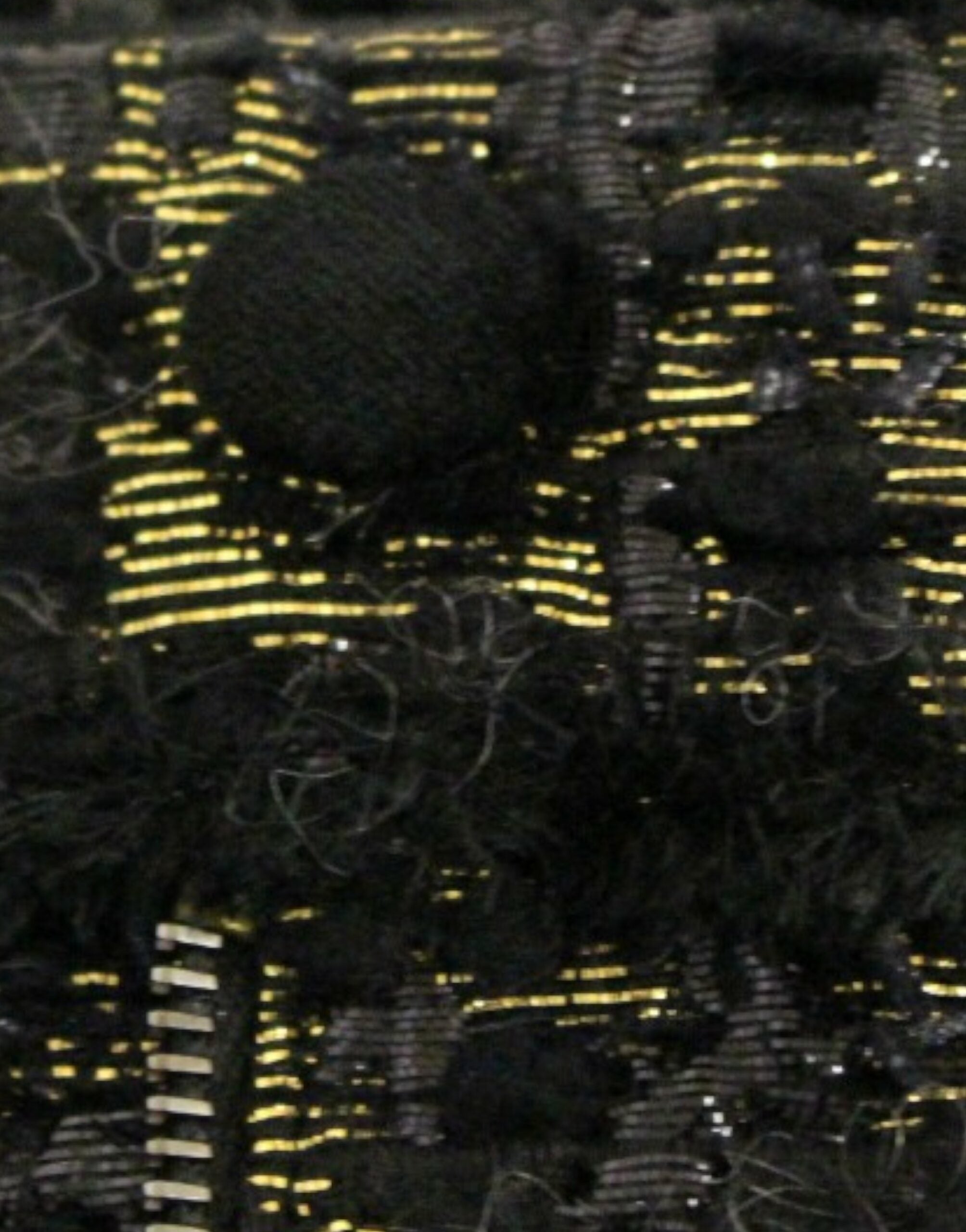 Pantalons shorts en tissu noir de Dolce & Gabbana, style élégant et moderne, visibles en détail dans cette image.