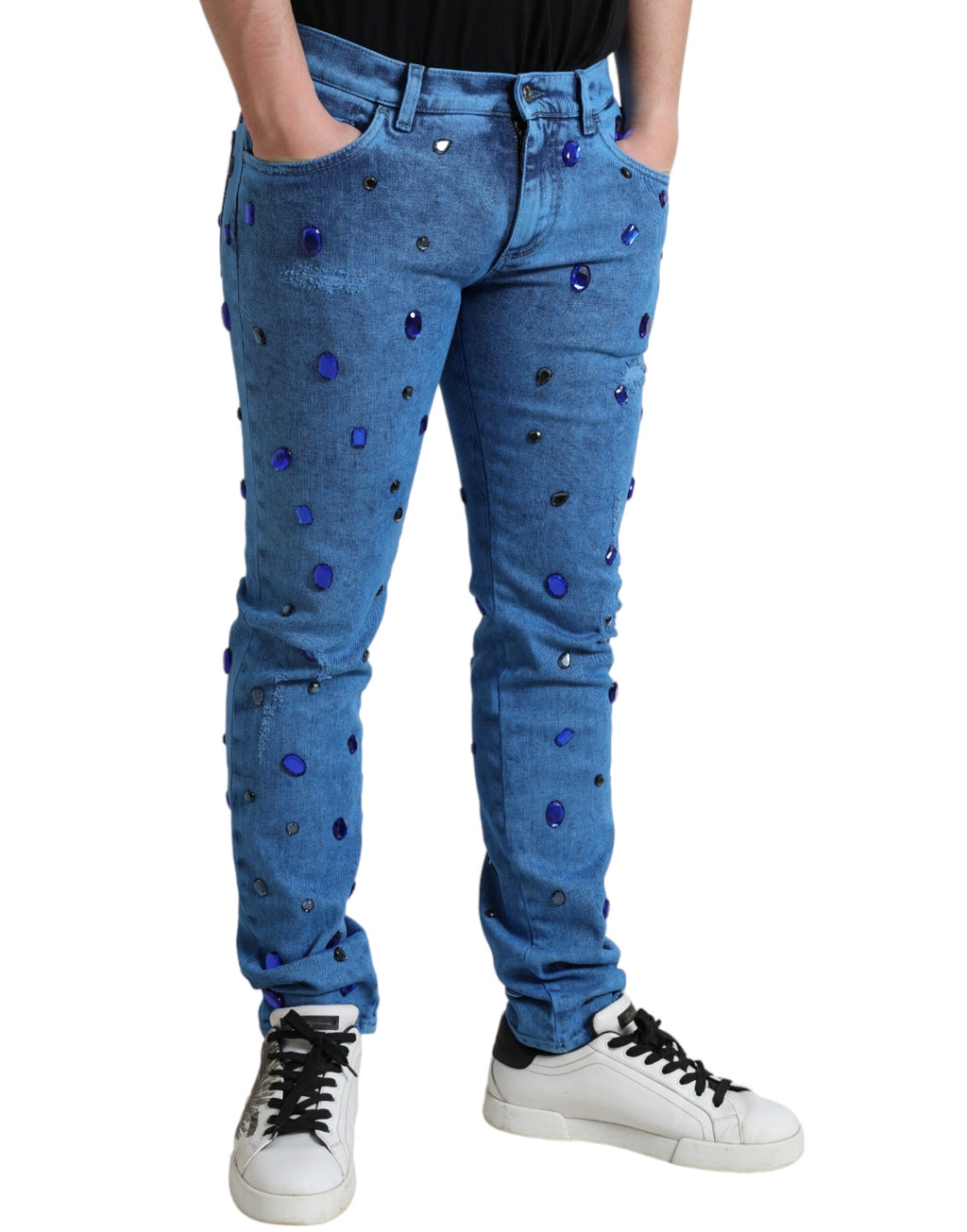 Jeans skinny en denim bleu Dolce & Gabbana ornés de cristaux brillants, style élégant et moderne.