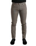 Pantalons homme slim en coton stretch brun de Dolce & Gabbana, coupe skinny et élégante, visible en gros plan.