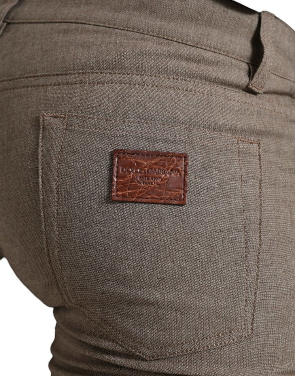 Pantalon slim en coton stretch marron pour homme de Dolce & Gabbana, coupe skinny, vue de face.
