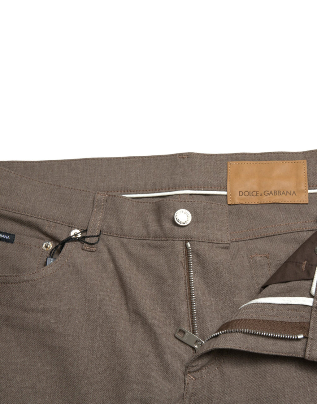 Pantalon skinny en coton stretch marron pour homme de Dolce & Gabbana, ajusté et moderne, visible en gros plan.