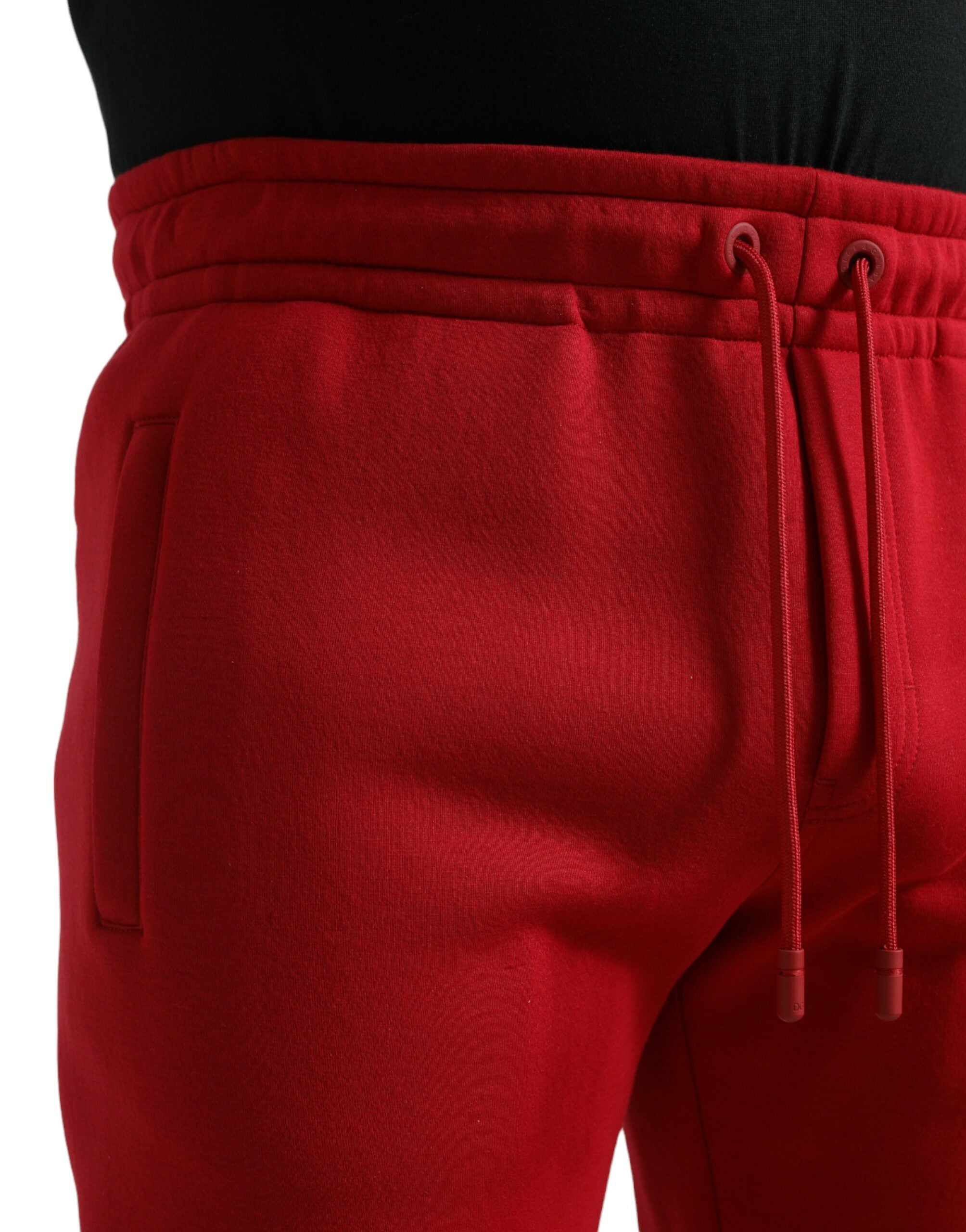 Pantalon jogger skinny en coton mélangé rouge de Dolce & Gabbana, vue de face, détails du tissu et coupe ajustée visible.