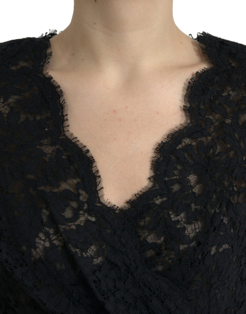 Robe courte noire Dolce & Gabbana en dentelle et coton, silhouette moulante et élégante, adaptée pour une occasion spéciale.