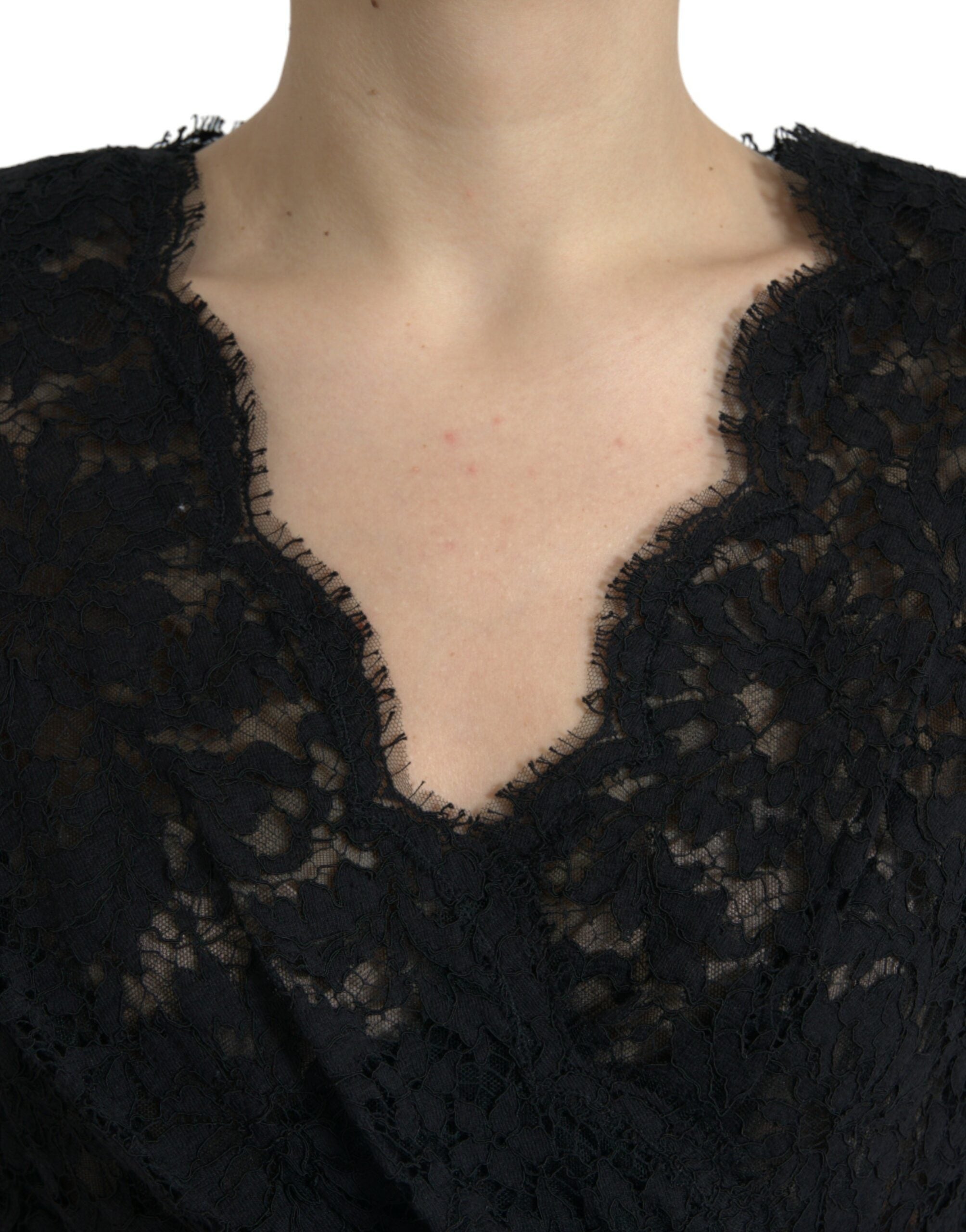 Robe courte noire Dolce & Gabbana en dentelle et coton, silhouette moulante et élégante, adaptée pour une occasion spéciale.
