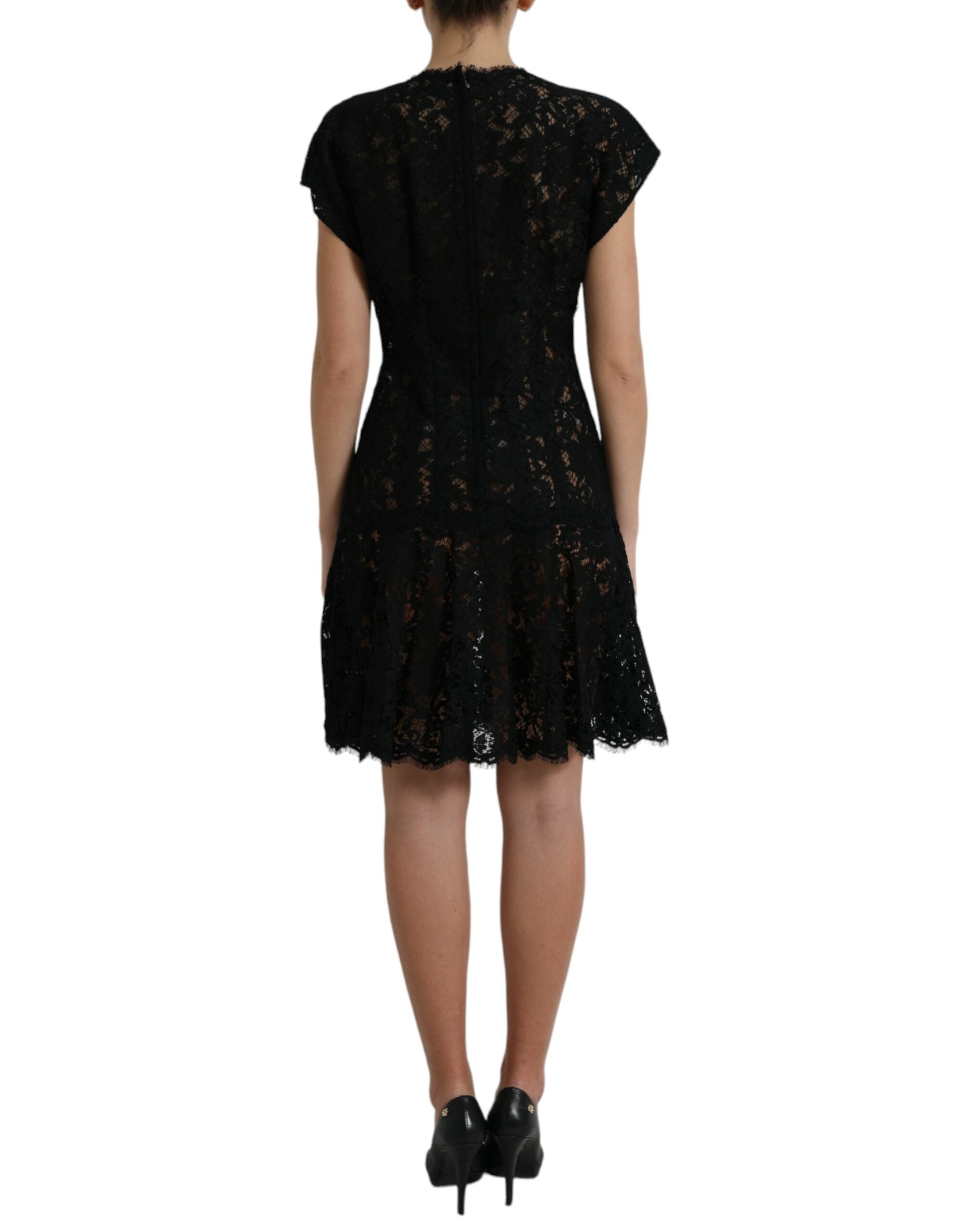 Robe courte noire en dentelle florale en coton de Dolce & Gabbana, coupe en A élégante et féminine.