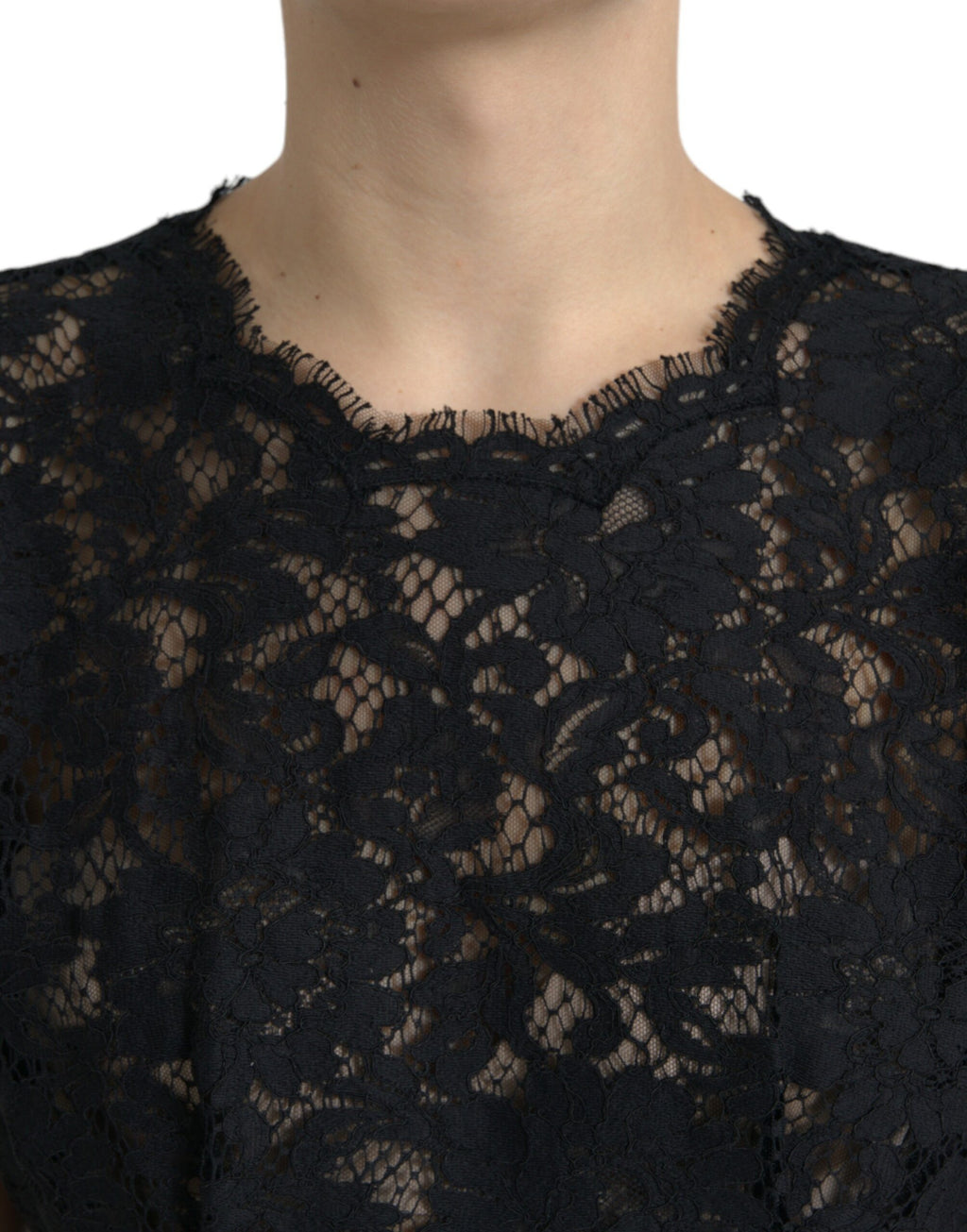 Robe courte noire en dentelle florale en coton de Dolce & Gabbana, style A-line élégante et féminine.