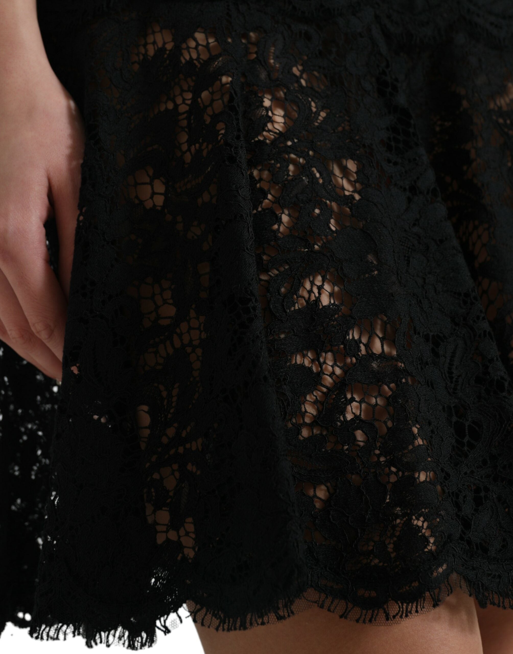 Robe mini en coton noir Dolce & Gabbana avec dentelle florale en forme A-line, élégante et féminine.