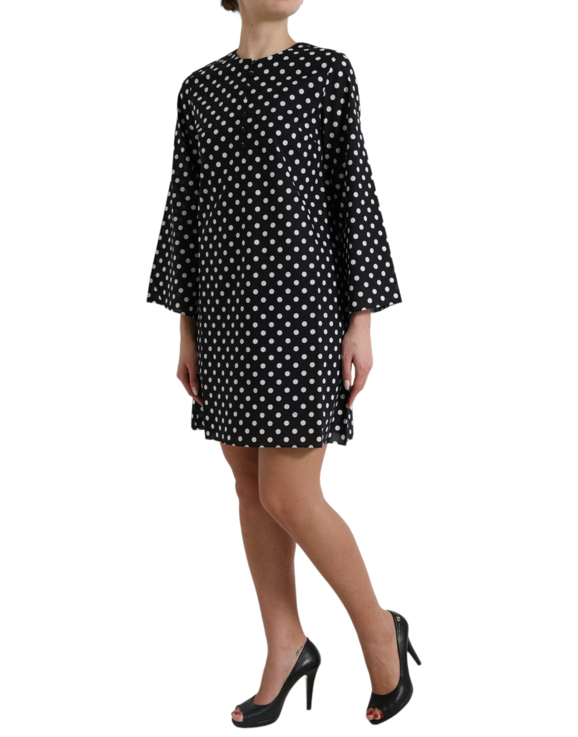 Robe courte en nylon à pois noirs et blancs de Dolce & Gabbana, style décontracté et élégant, avec col rond et manches courtes.