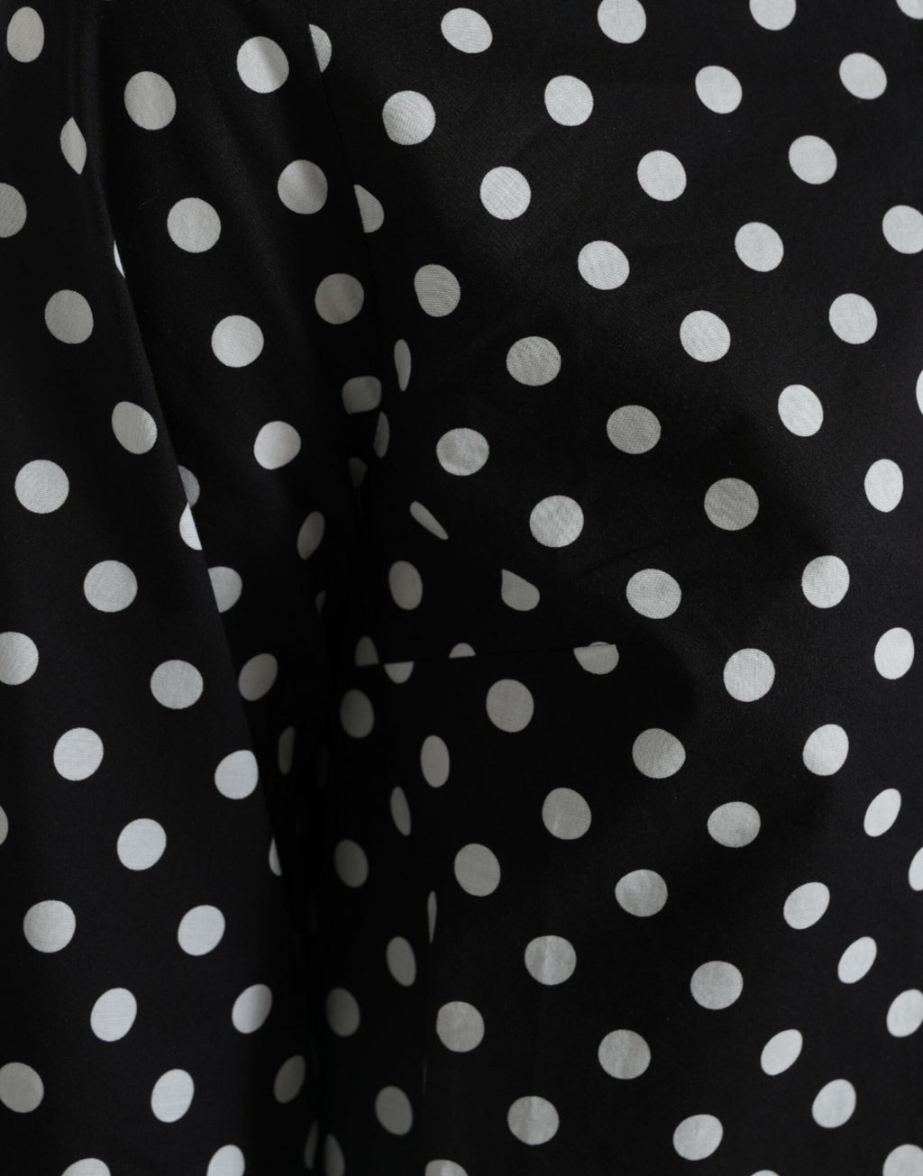 Robe courte en nylon à pois noirs et blancs de Dolce & Gabbana, style décontracté, avec un décolleté en V.