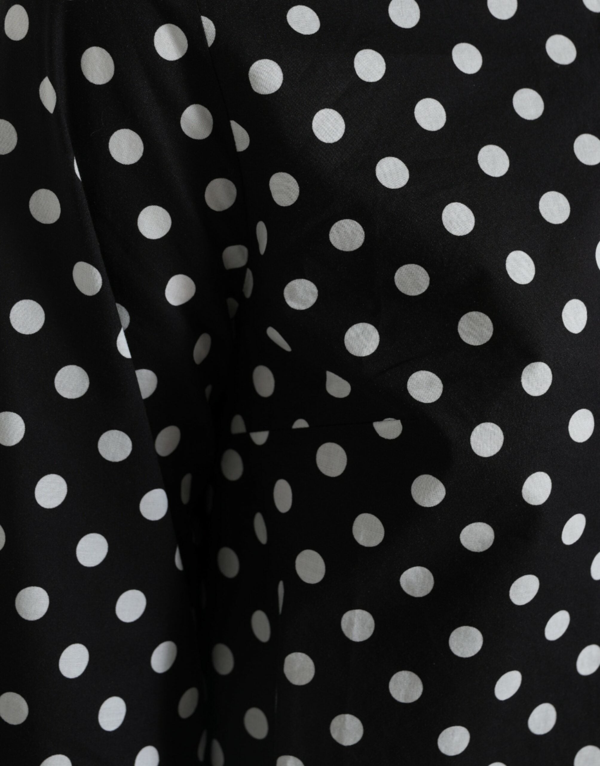 Robe courte en nylon à pois noirs et blancs de Dolce & Gabbana, style décontracté, avec un décolleté en V.